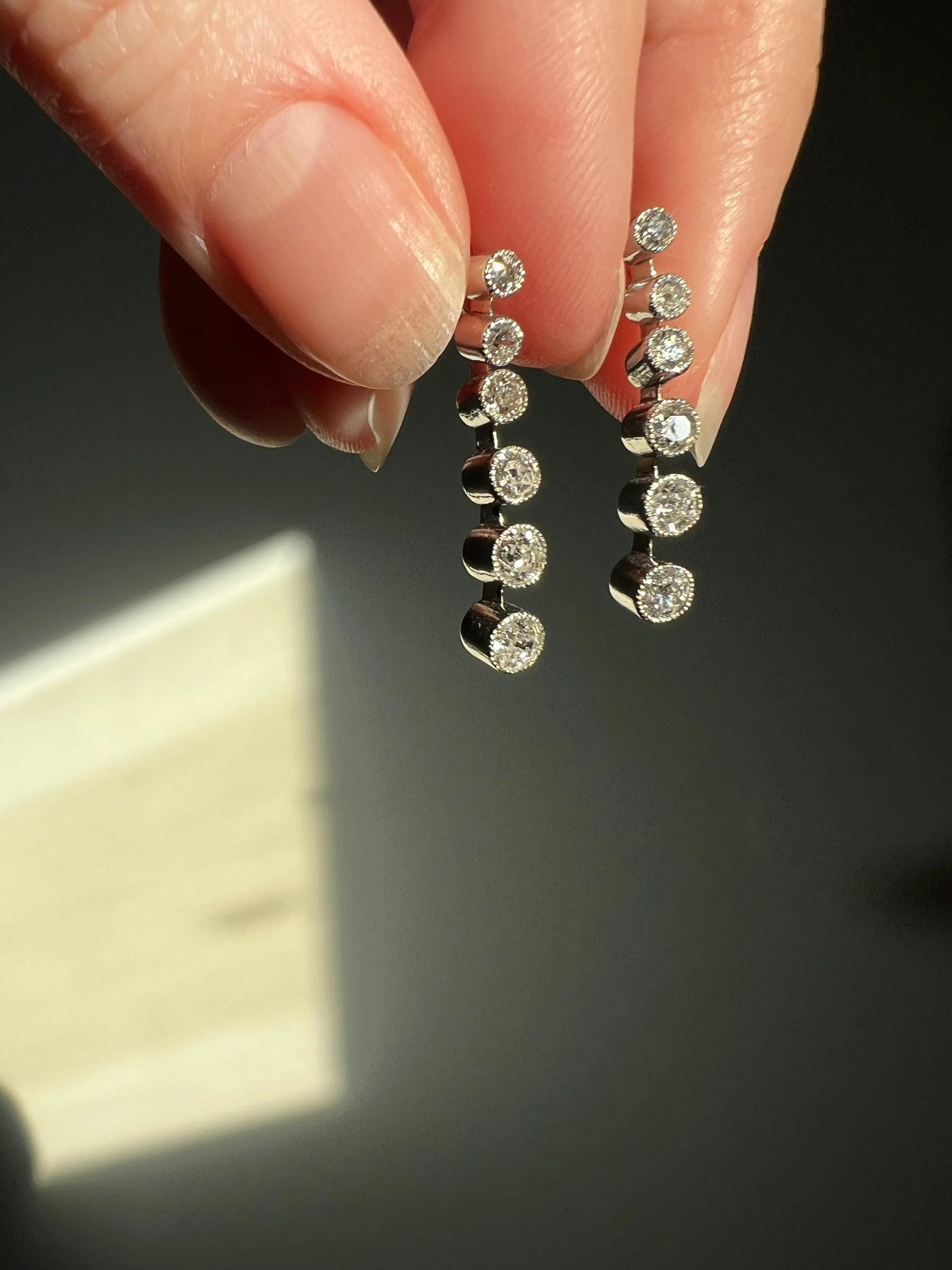 ANTIQUE 1.1 Carat Old Mine Cut DIAMOND Dangle Earrings 18k White Gold Platinum French Linear Six Stone Art Deco - Image 10