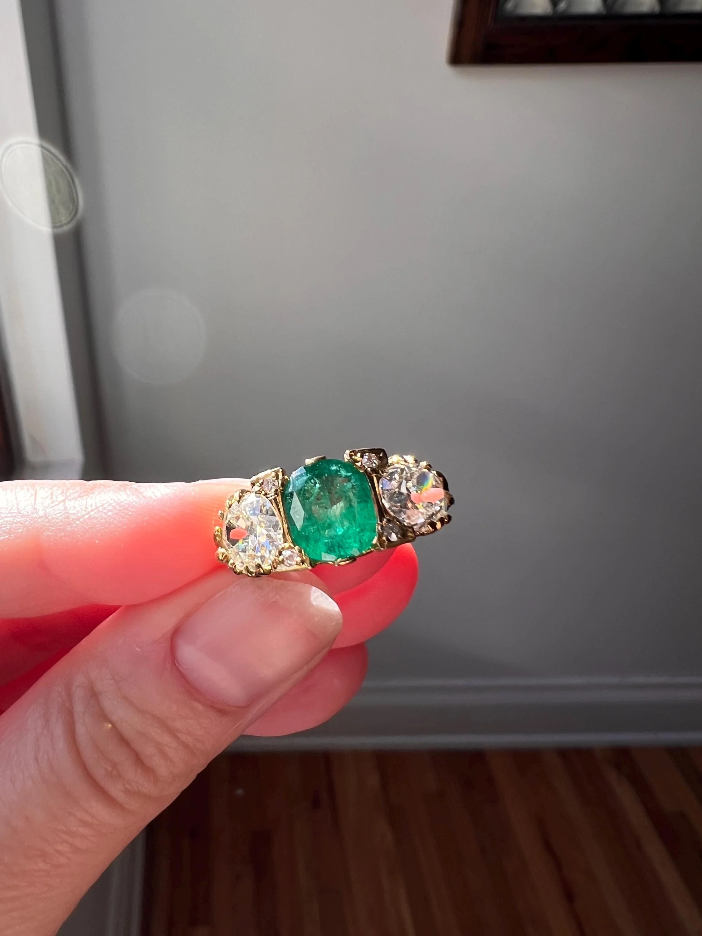 Antique 1.5 Carat Natural EMERALD & 1.9 Carat Tdw Eye Clean Old Mine Cut DIAMOND Three Stone Ring 18k Gold - Image 5