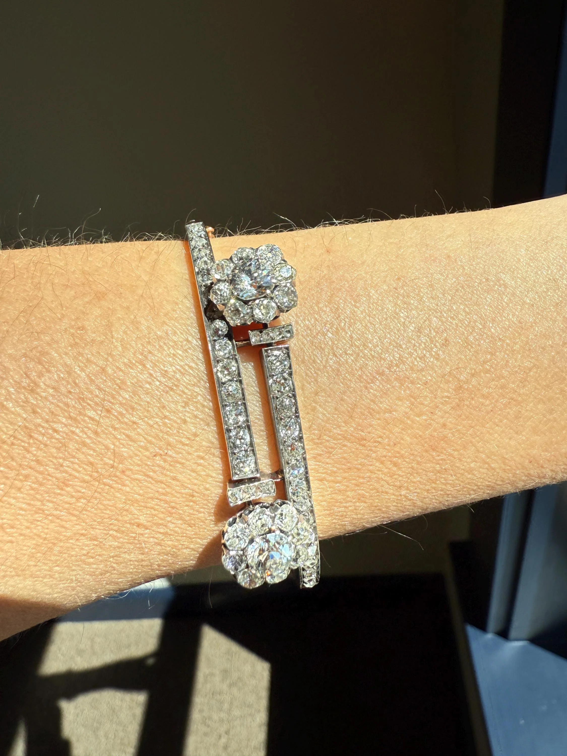 ANTIQUE 6 Carats Double Daisy CLUSTER 56 Old Mine & Rose Cut DIAMONDS French Hinged Bangle Bracelet 18k Gold Belle Epoque - Image 2