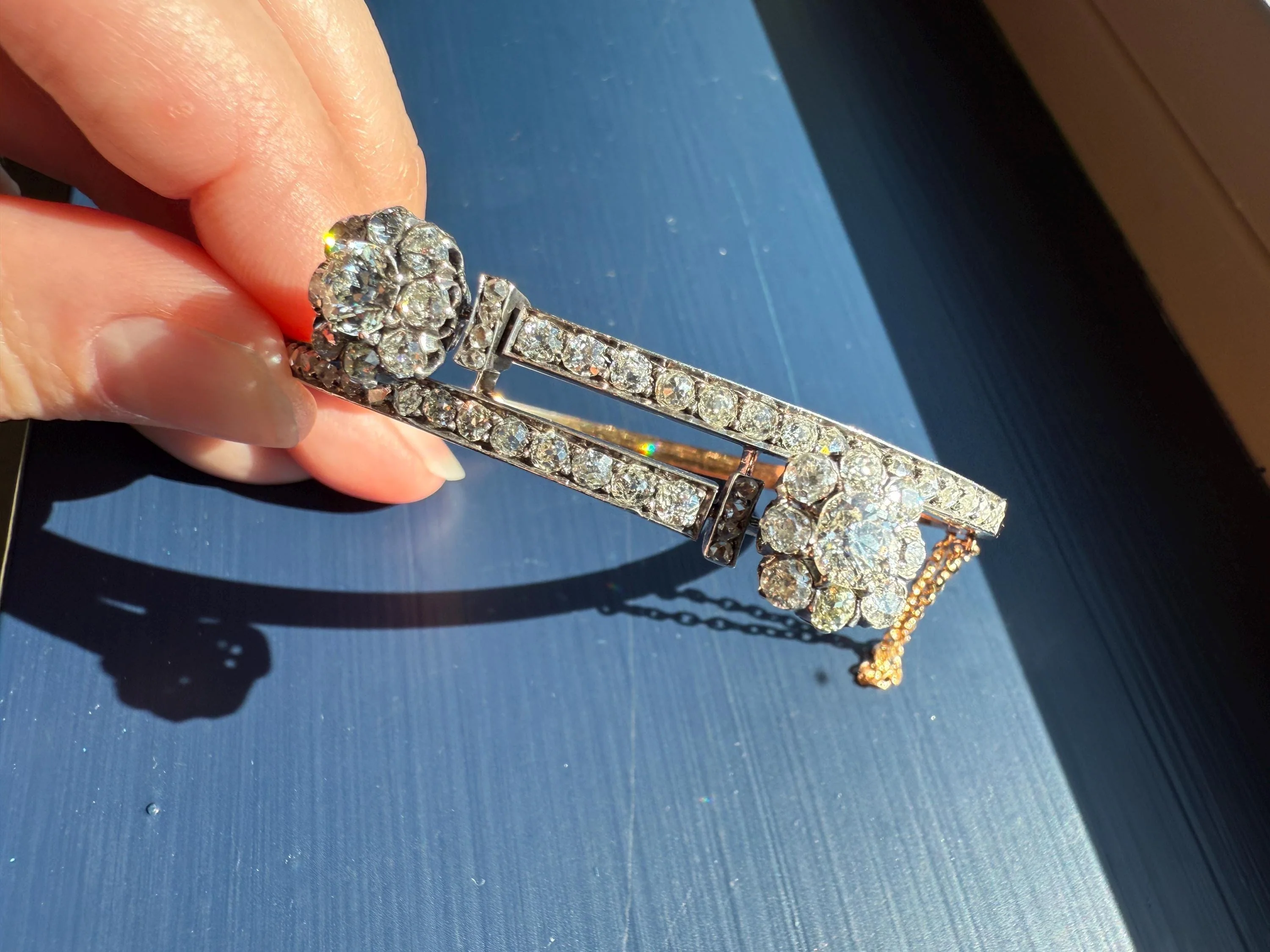 ANTIQUE 6 Carats Double Daisy CLUSTER 56 Old Mine & Rose Cut DIAMONDS French Hinged Bangle Bracelet 18k Gold Belle Epoque - Image 3