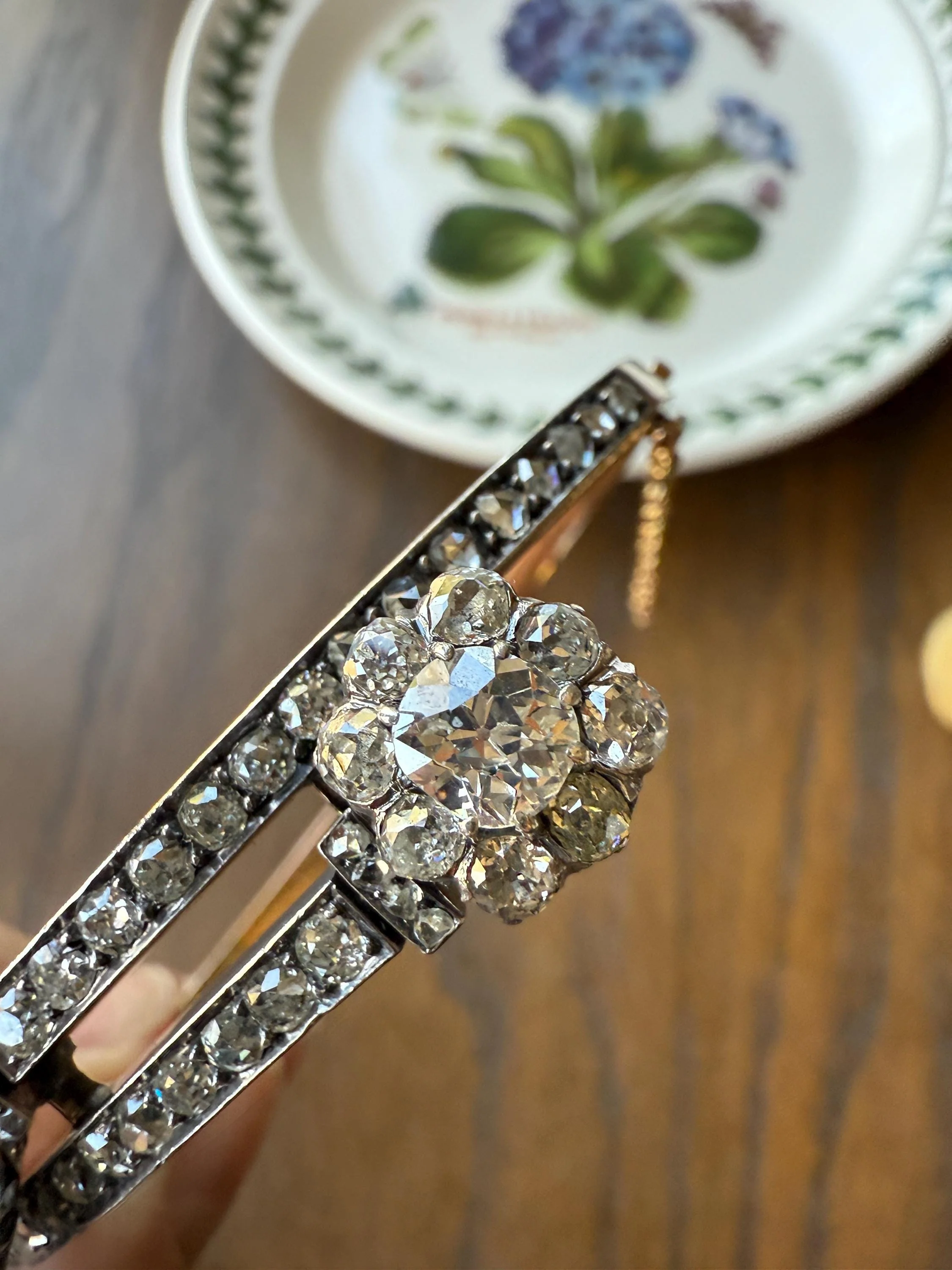 ANTIQUE 6 Carats Double Daisy CLUSTER 56 Old Mine & Rose Cut DIAMONDS French Hinged Bangle Bracelet 18k Gold Belle Epoque - Image 4