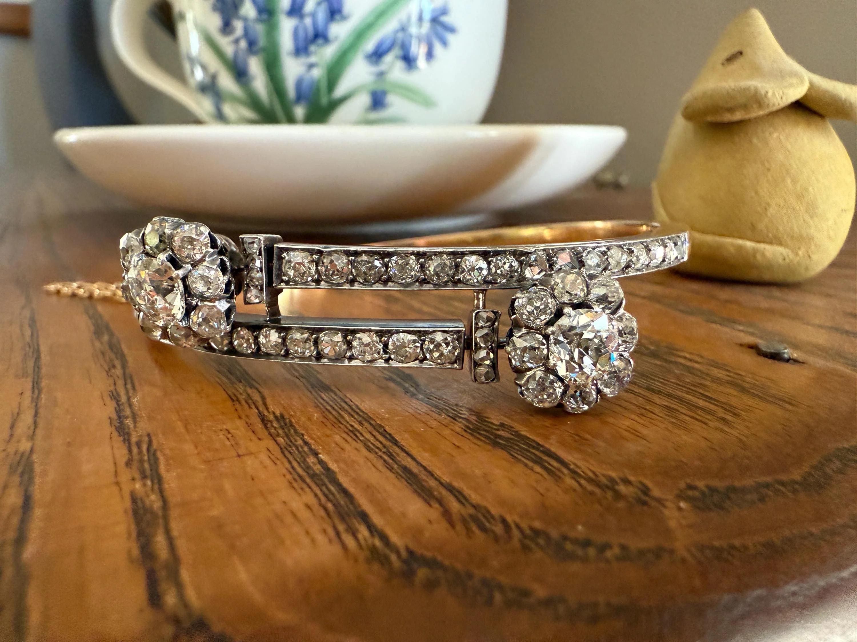 ANTIQUE 6 Carats Double Daisy CLUSTER 56 Old Mine & Rose Cut DIAMONDS French Hinged Bangle Bracelet 18k Gold Belle Epoque - Image 6