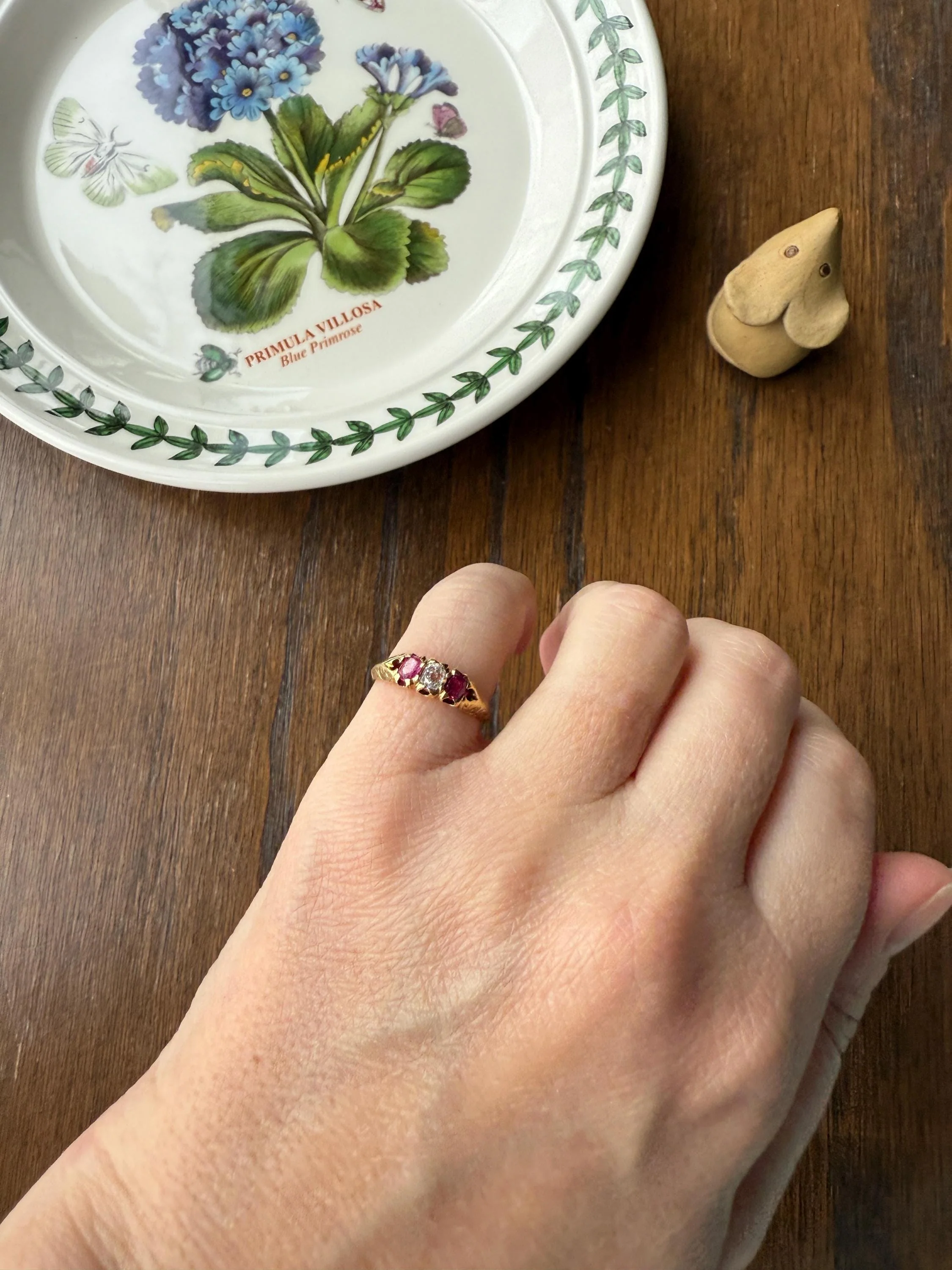 Antique Elongated Old Mine Cut DIAMOND Ruby Pink 18k Gold Three Stone Ring Stacker Band Victorian Pinky Midi Engraved Knife Edge Shoulders - Image 17