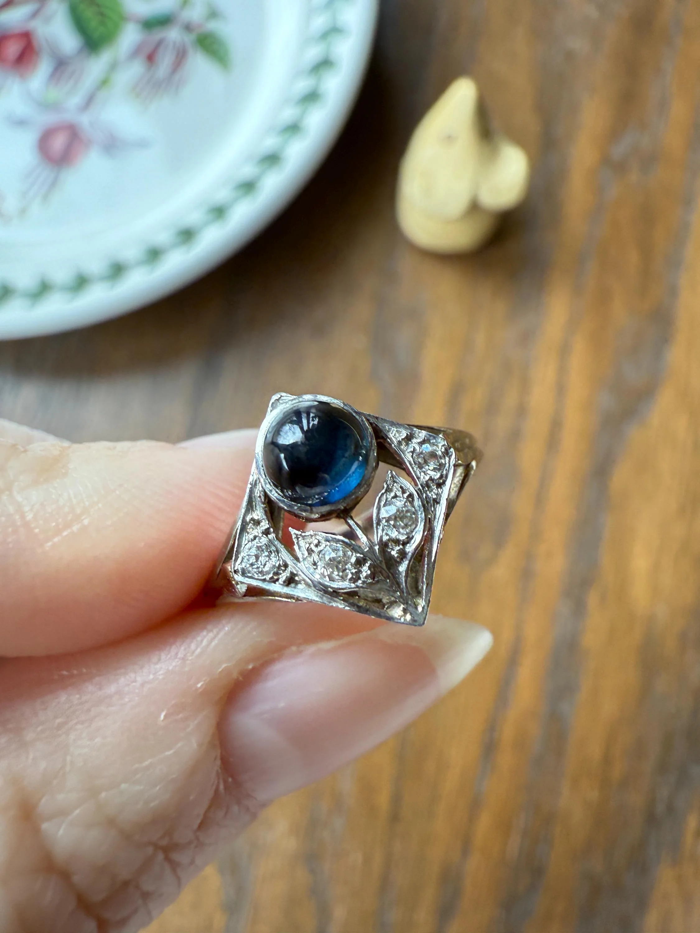Antique FLOWER Glowing Blue Natural Sapphire Old Mine Cut Diamond Panel Ring Art Deco Geometric 18k White Gold - Image 10