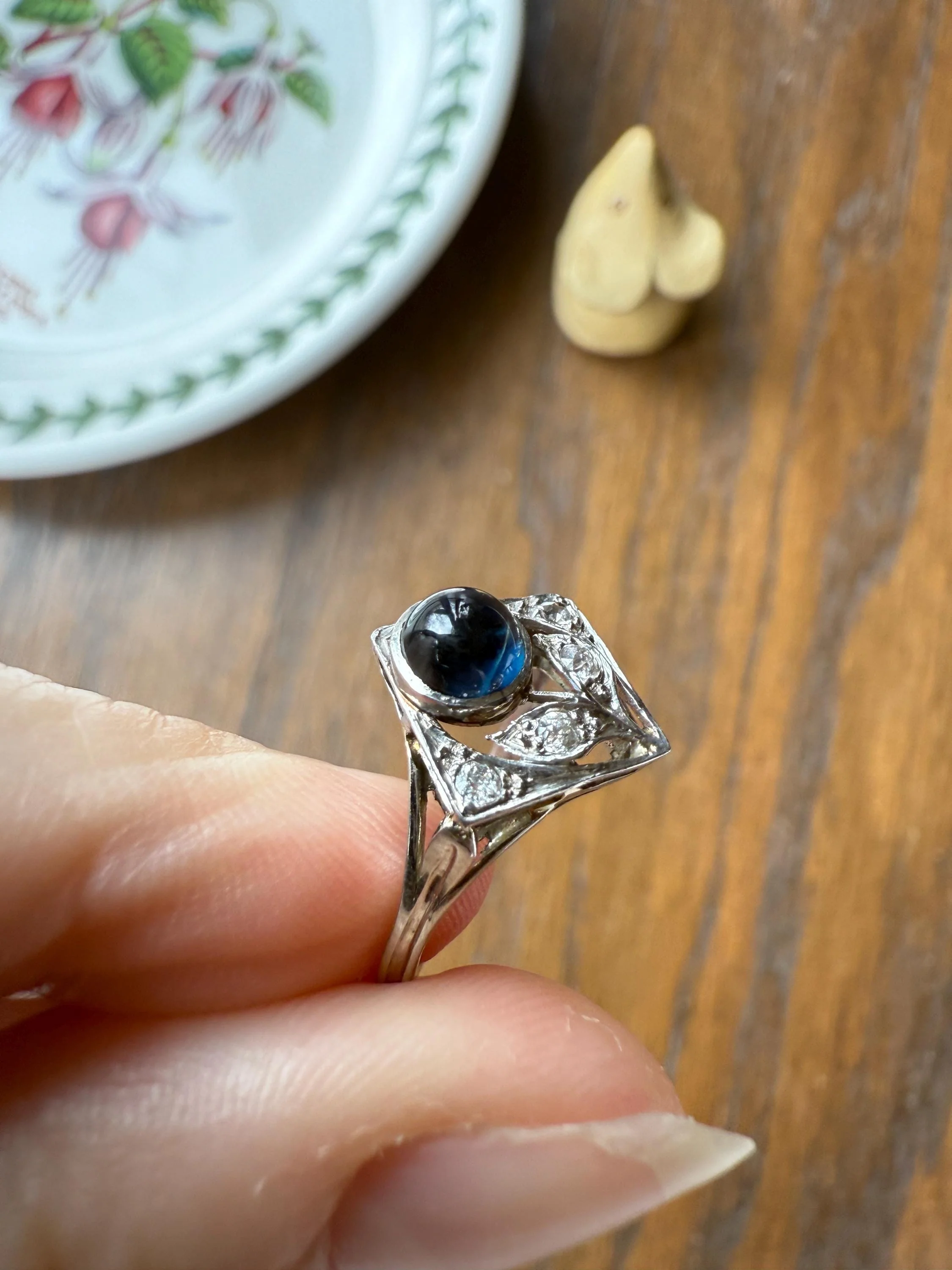 Antique FLOWER Glowing Blue Natural Sapphire Old Mine Cut Diamond Panel Ring Art Deco Geometric 18k White Gold - Image 16