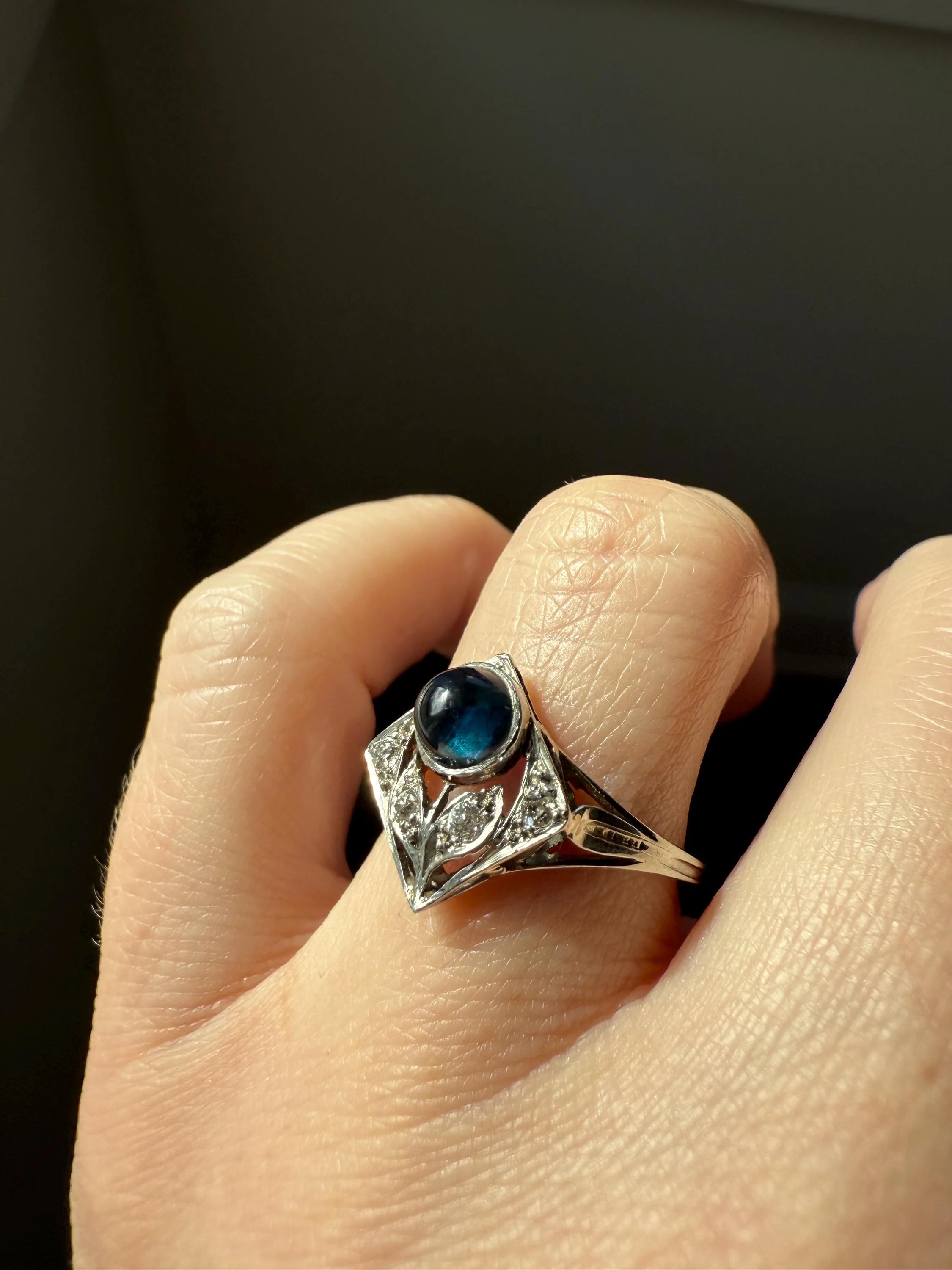Antique FLOWER Glowing Blue Natural Sapphire Old Mine Cut Diamond Panel Ring Art Deco Geometric 18k White Gold - Image 3