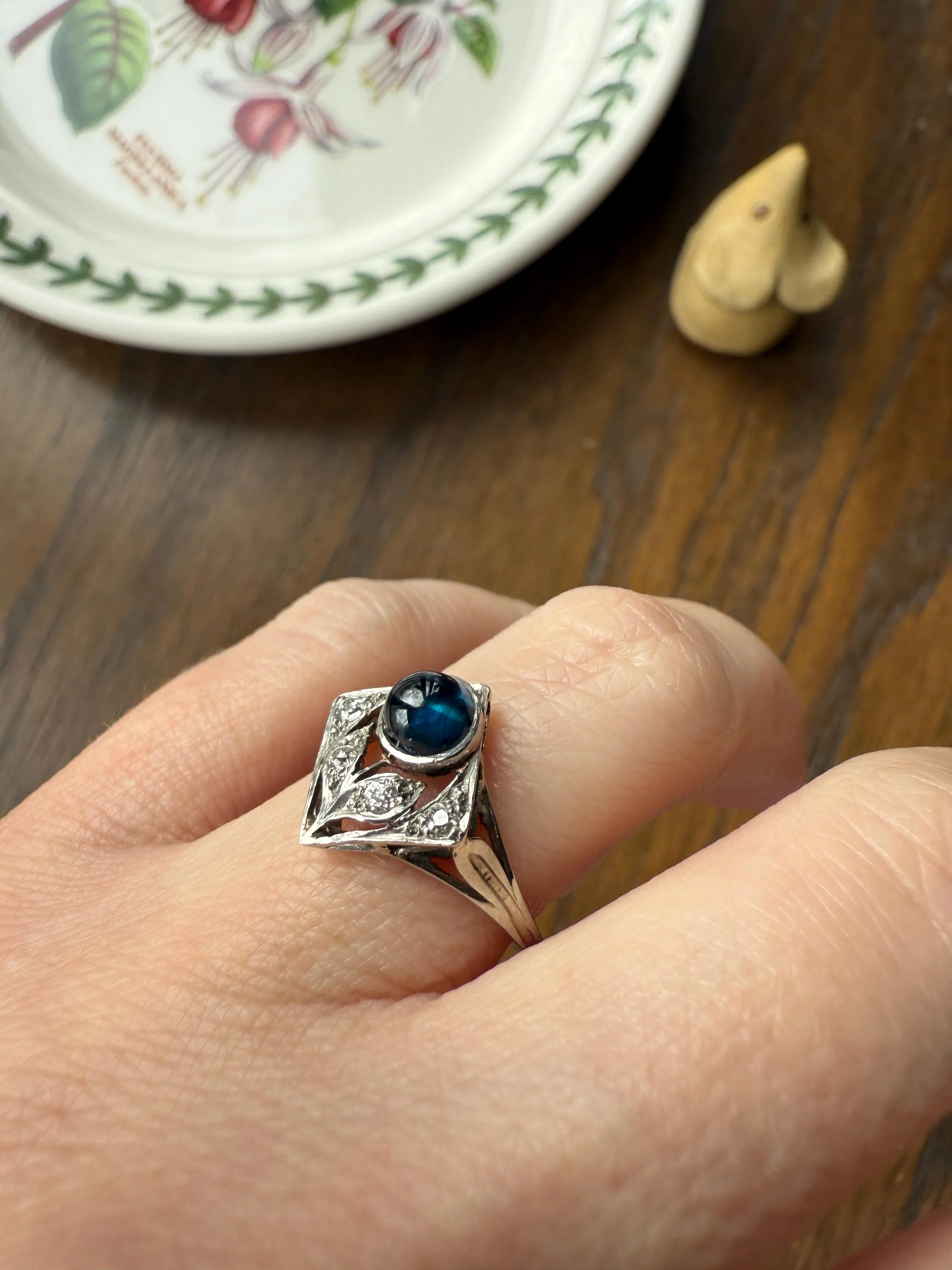 Antique FLOWER Glowing Blue Natural Sapphire Old Mine Cut Diamond Panel Ring Art Deco Geometric 18k White Gold - Image 9