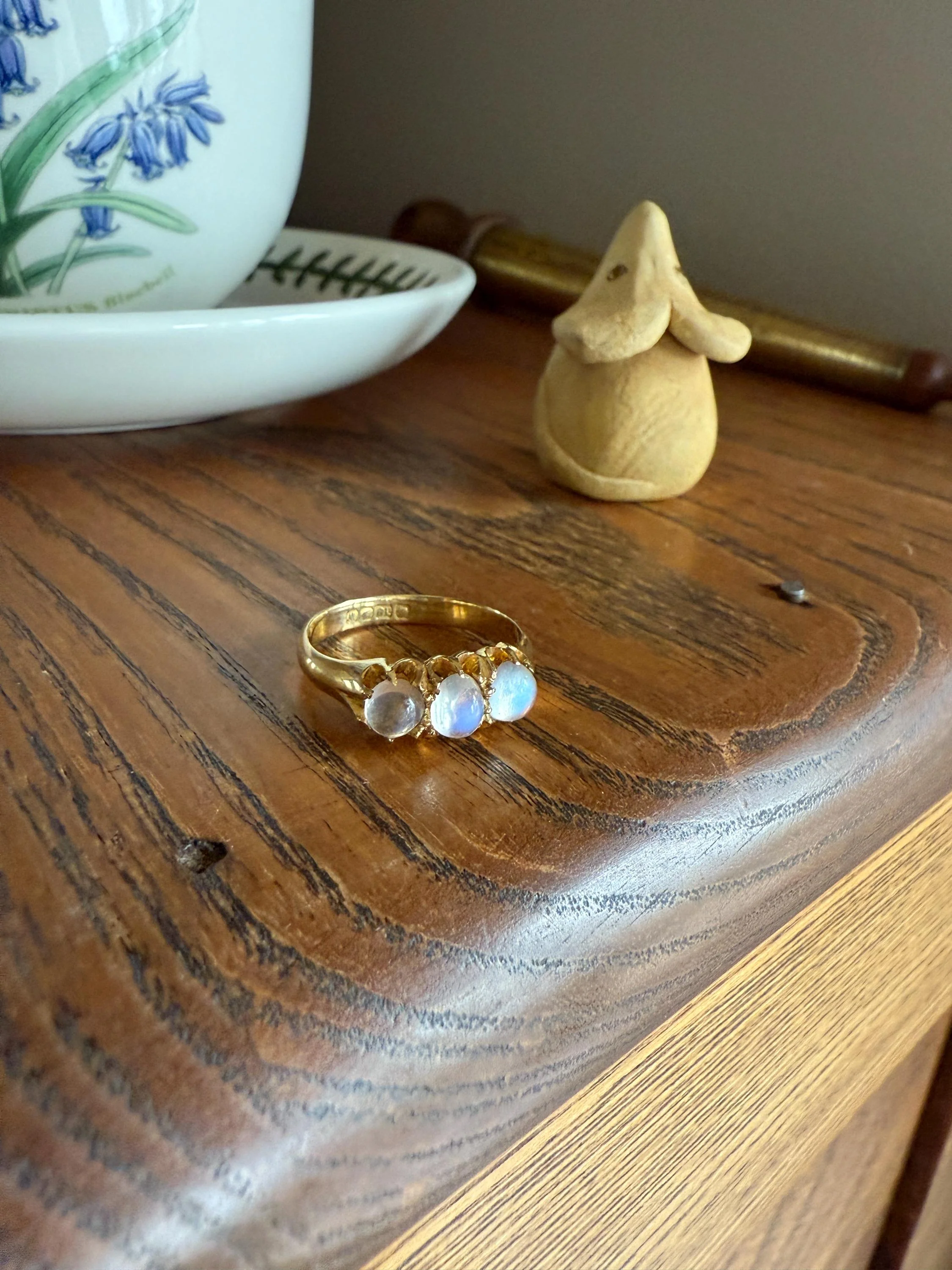 Antique Glowing Blue MOONSTONE Orb Three Stone 18k Gold Belcher Band Ring Man Unisex Stacker - Image 4