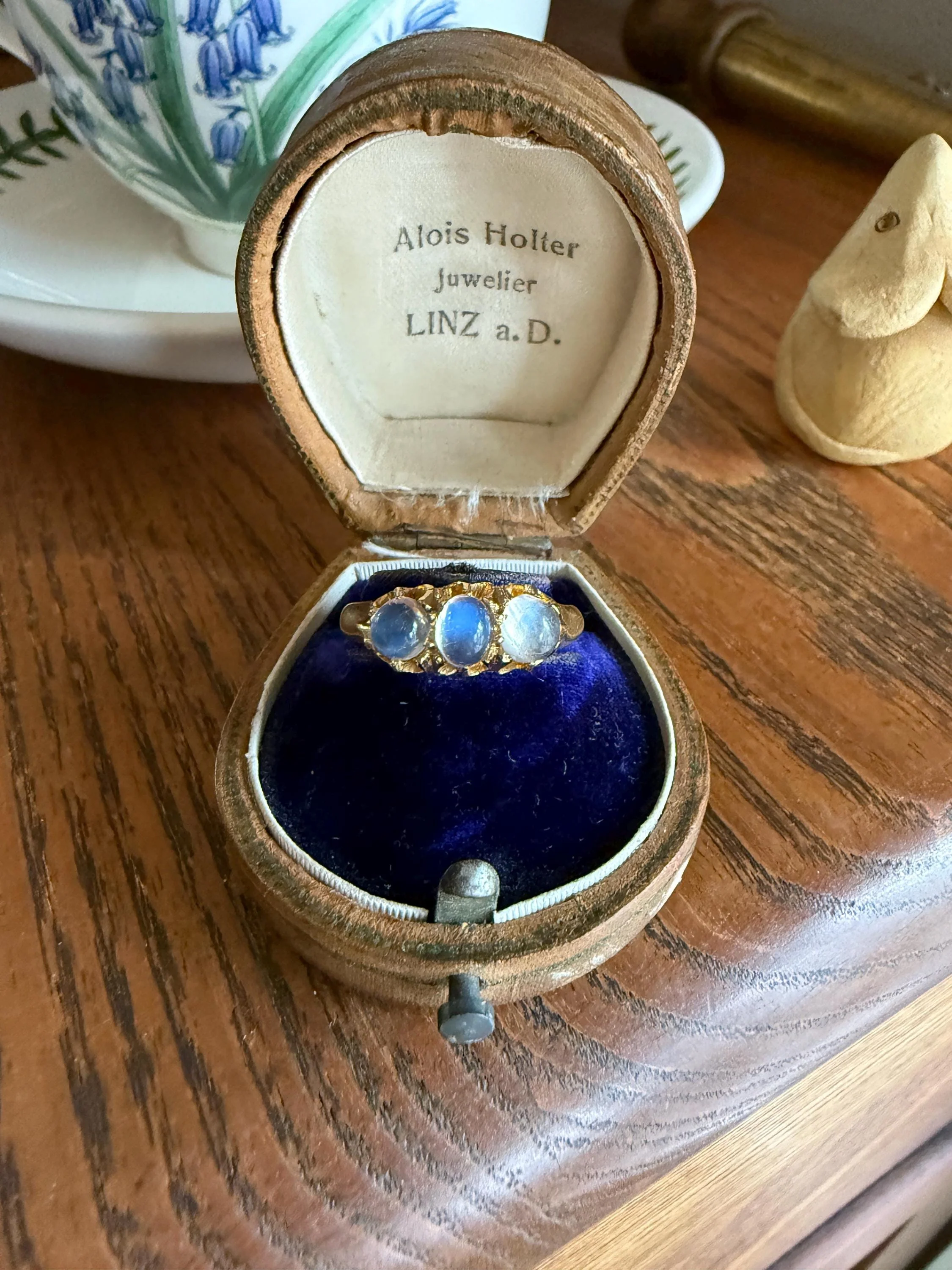 Antique Glowing Blue MOONSTONE Orb Three Stone 18k Gold Belcher Band Ring Man Unisex Stacker - Image 5