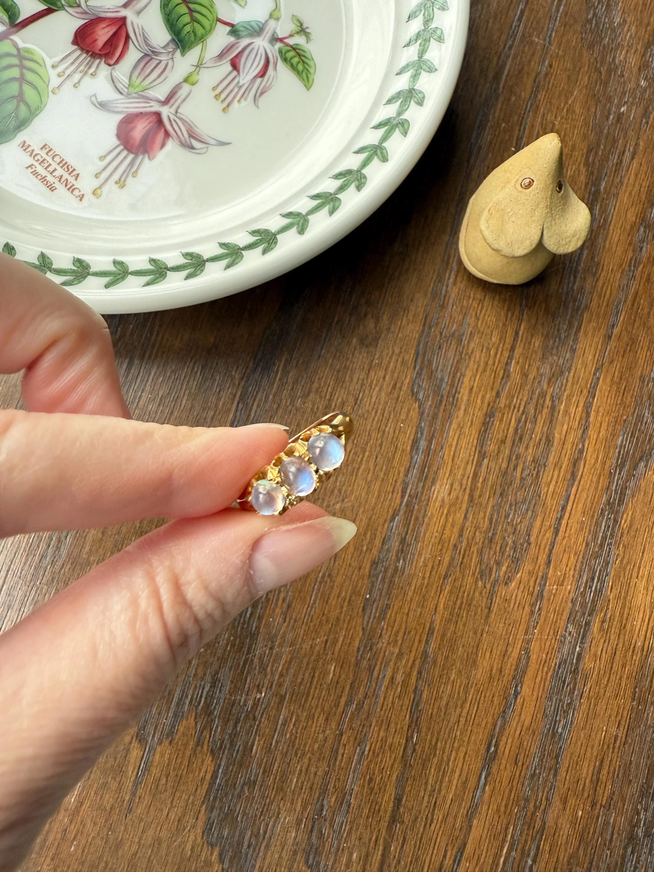 Antique Glowing Blue MOONSTONE Orb Three Stone 18k Gold Belcher Band Ring Man Unisex Stacker - Image 6