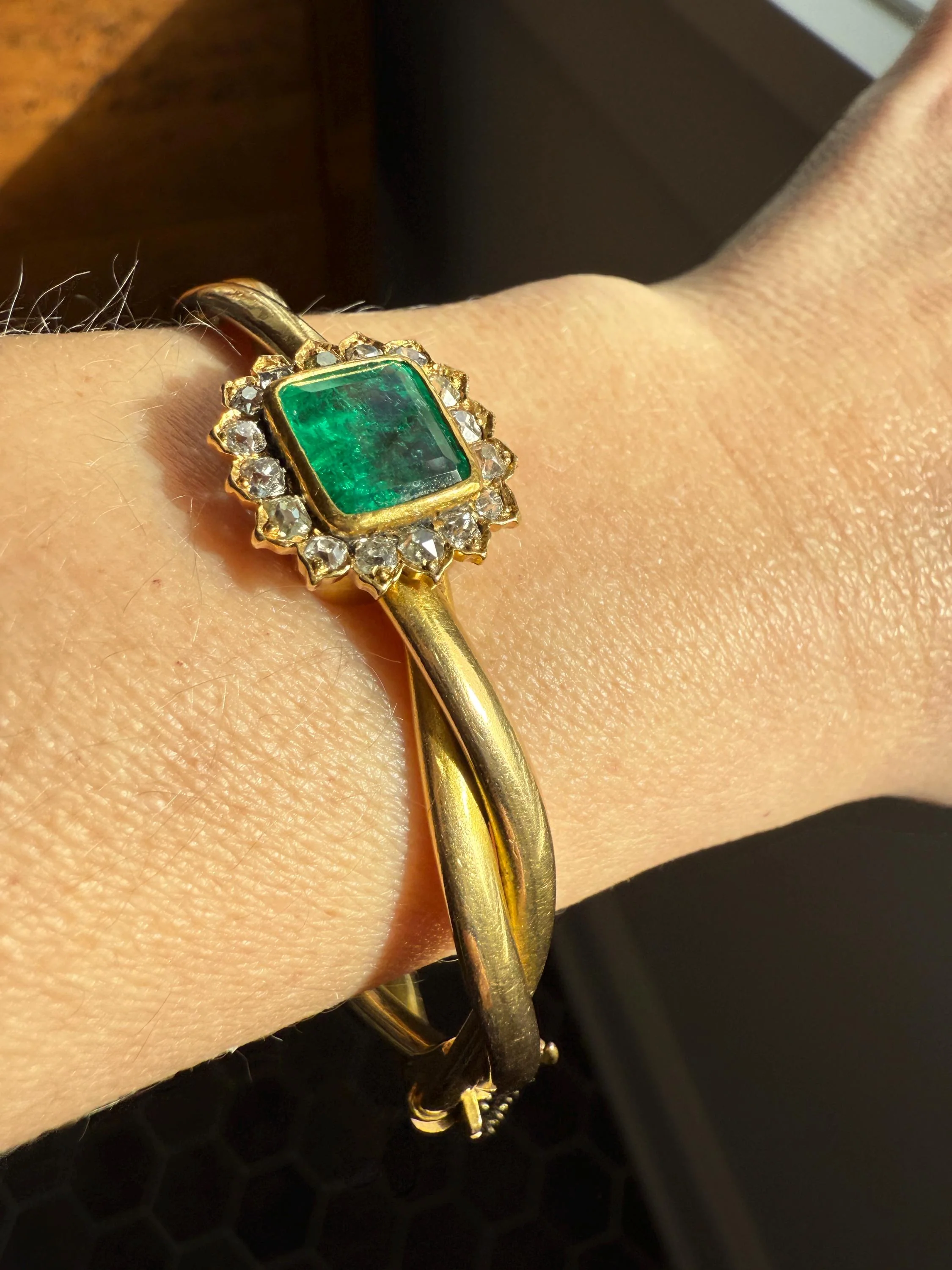 Antique Green Natural EMERALD Old Mine Cut Diamond Halo Hinged Bangle Bracelet 14k Solid Gold Rosy & YG Glowing Victorian Edwardian Twist - Image 12