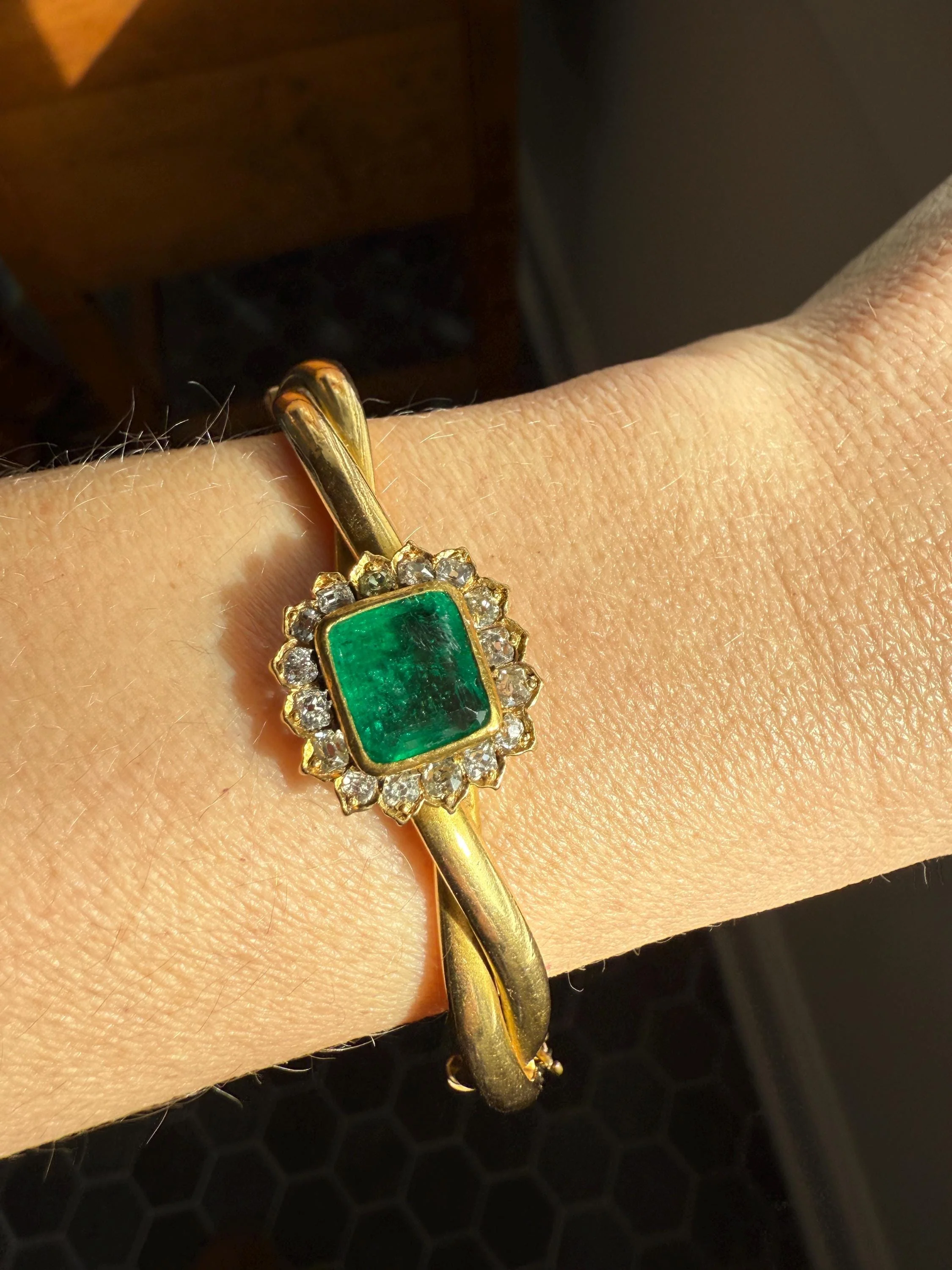 Antique Green Natural EMERALD Old Mine Cut Diamond Halo Hinged Bangle Bracelet 14k Solid Gold Rosy & YG Glowing Victorian Edwardian Twist - Image 2