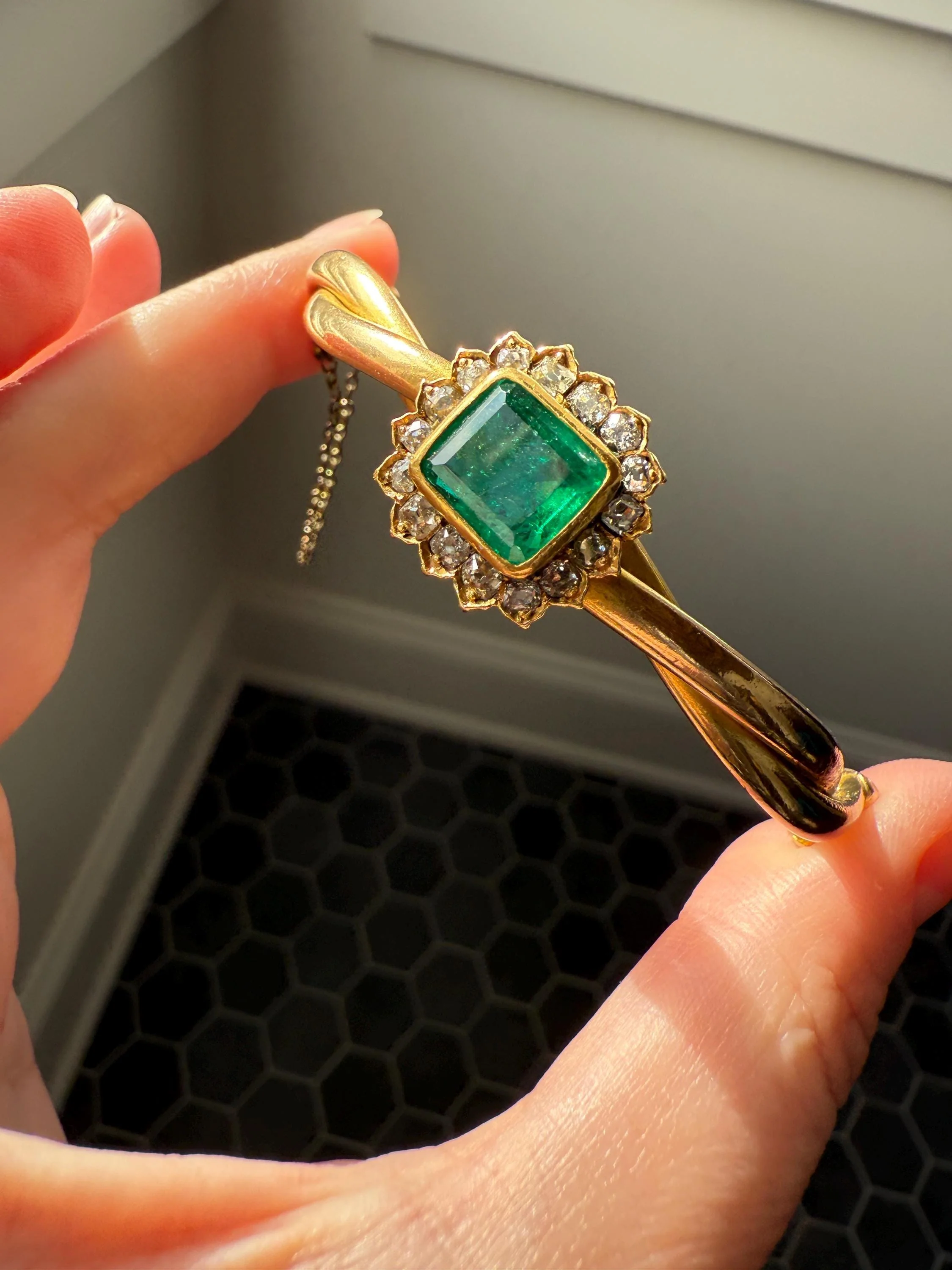 Antique Green Natural EMERALD Old Mine Cut Diamond Halo Hinged Bangle Bracelet 14k Solid Gold Rosy & YG Glowing Victorian Edwardian Twist - Image 3