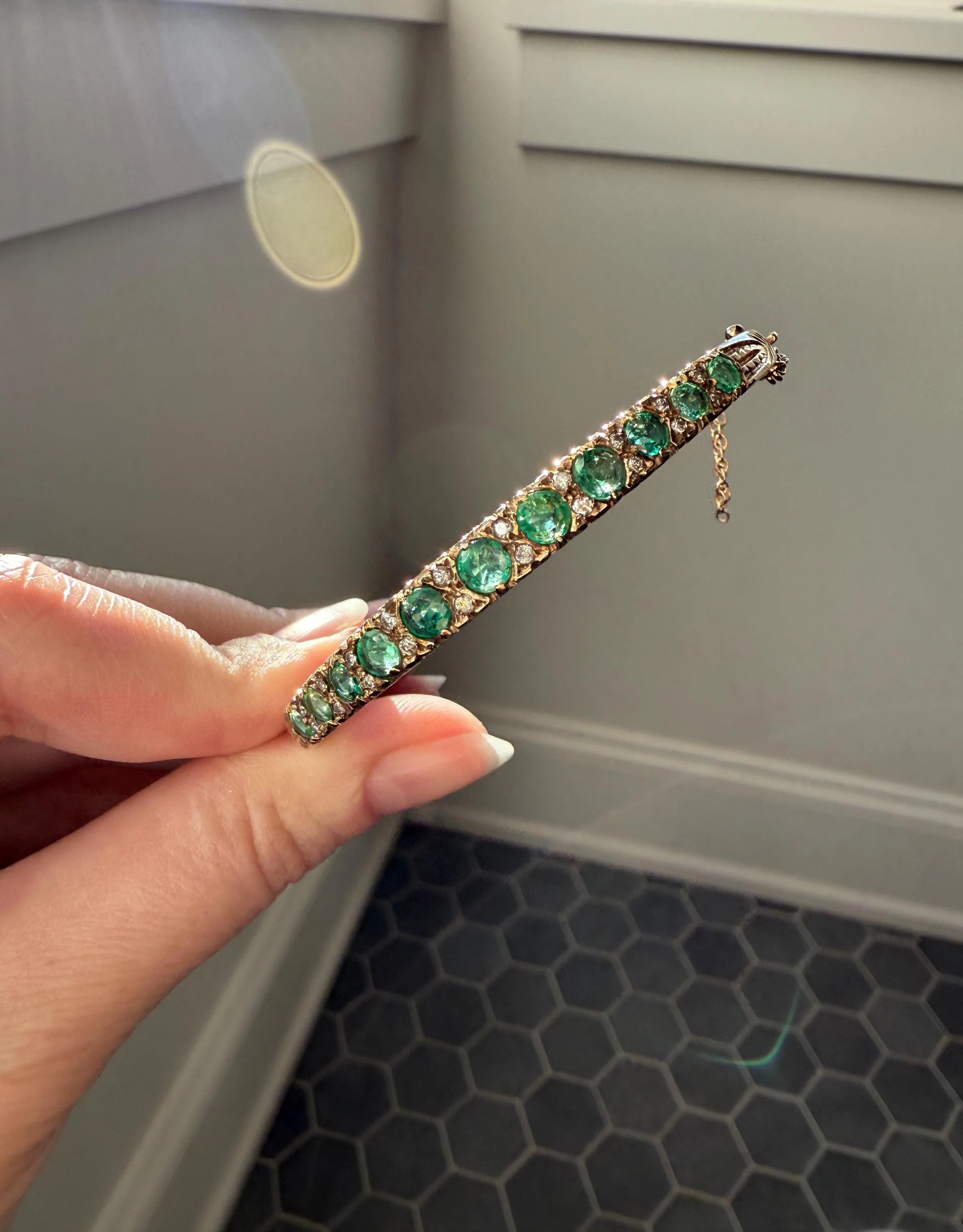 Antique Green Natural EMERALD Single Cut Diamond Hinged Bangle Bracelet 9k Gold Victorian Edwardian Ornate Swirls Not 10k - Image 4