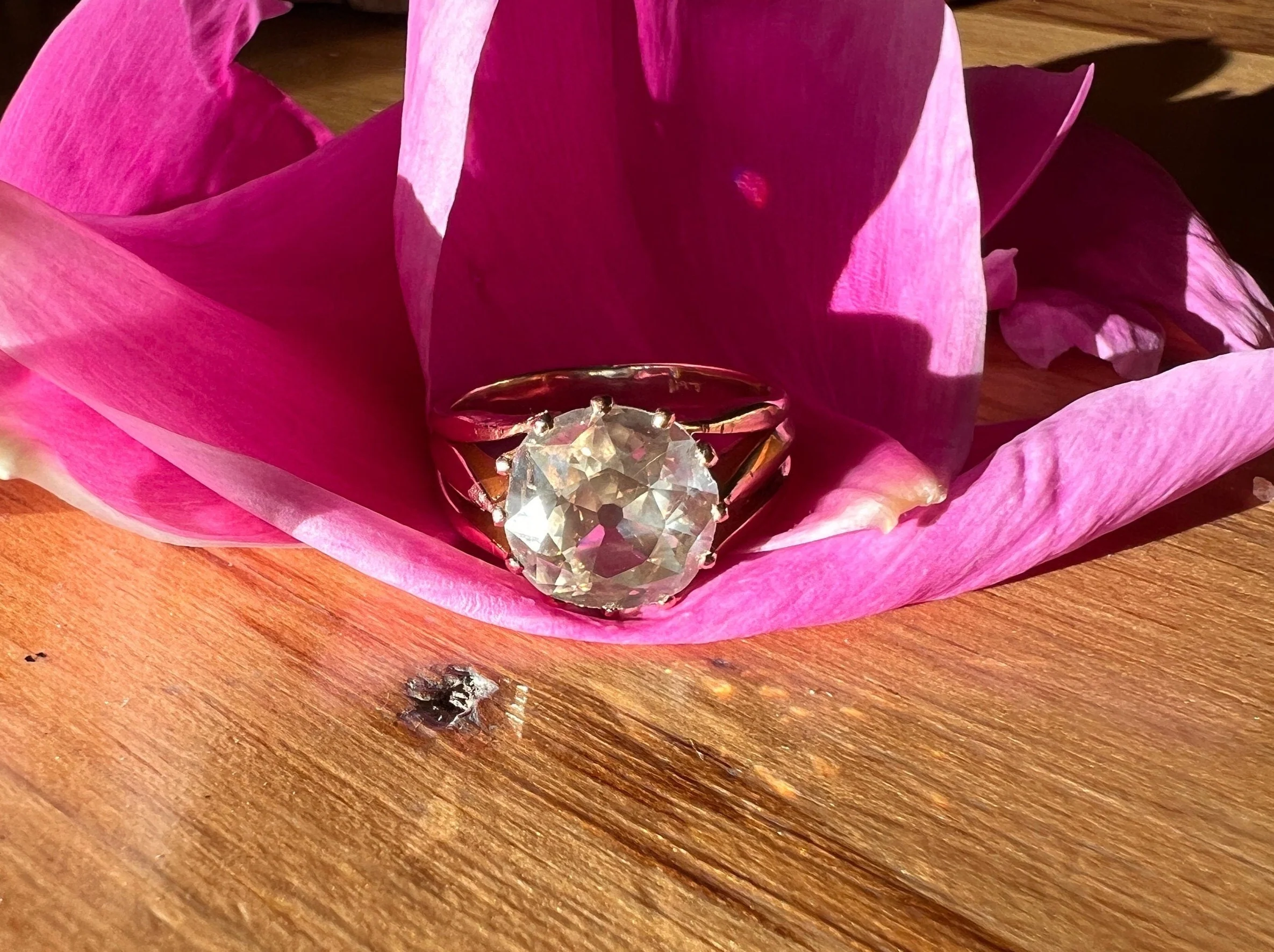 ANTIQUE Large 2.5 Carat Old European Cut DIAMOND Solitaire Ring Warm Pale Yellow Light Brown 18k Rose Gold c1900 - Image 2
