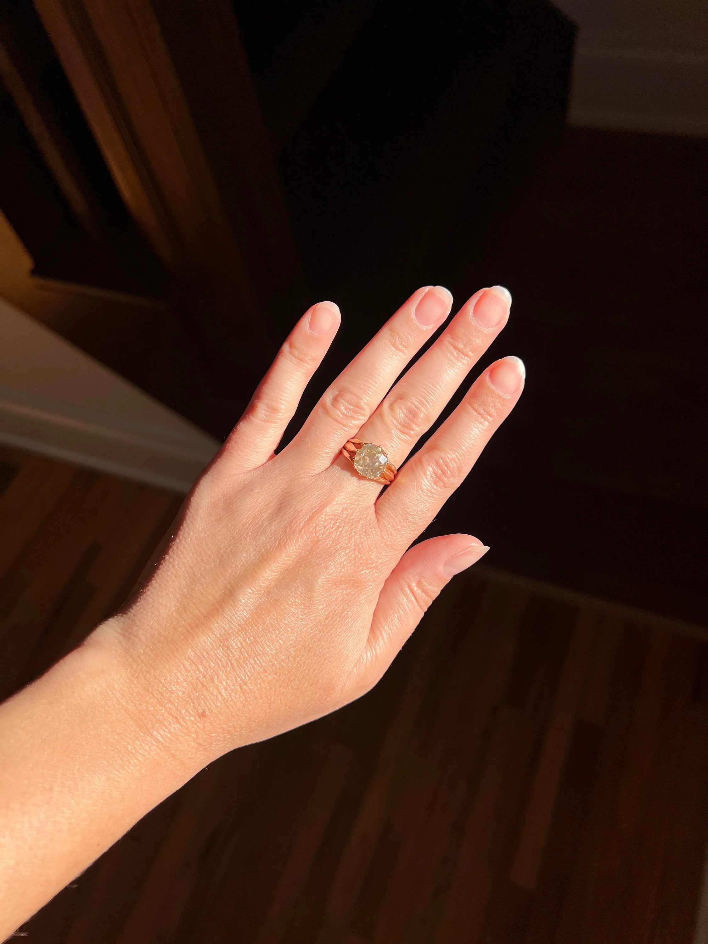 ANTIQUE Large 2.5 Carat Old European Cut DIAMOND Solitaire Ring Warm Pale Yellow Light Brown 18k Rose Gold c1900 - Image 3