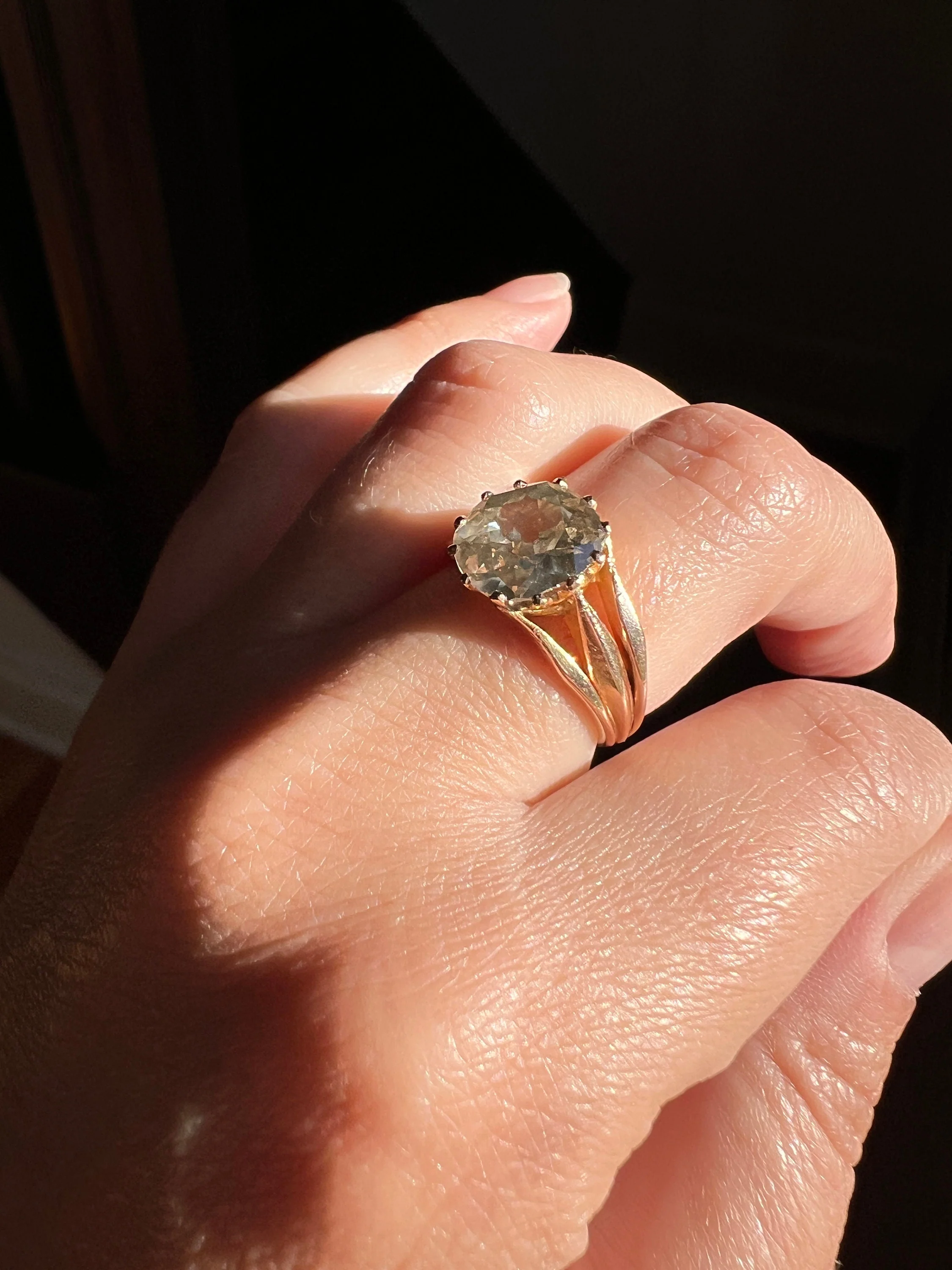 ANTIQUE Large 2.5 Carat Old European Cut DIAMOND Solitaire Ring Warm Pale Yellow Light Brown 18k Rose Gold c1900 - Image 4