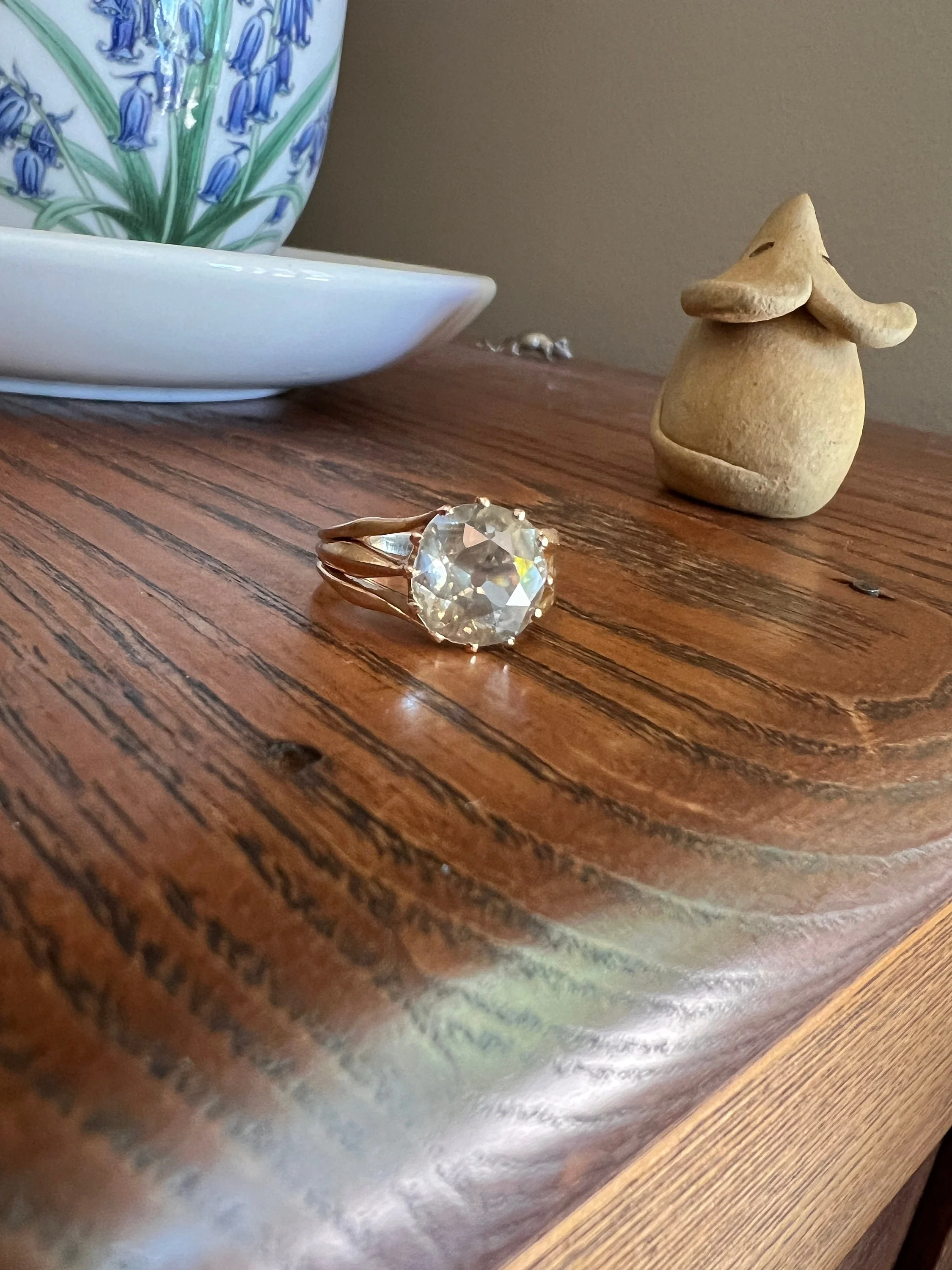ANTIQUE Large 2.5 Carat Old European Cut DIAMOND Solitaire Ring Warm Pale Yellow Light Brown 18k Rose Gold c1900 - Image 5