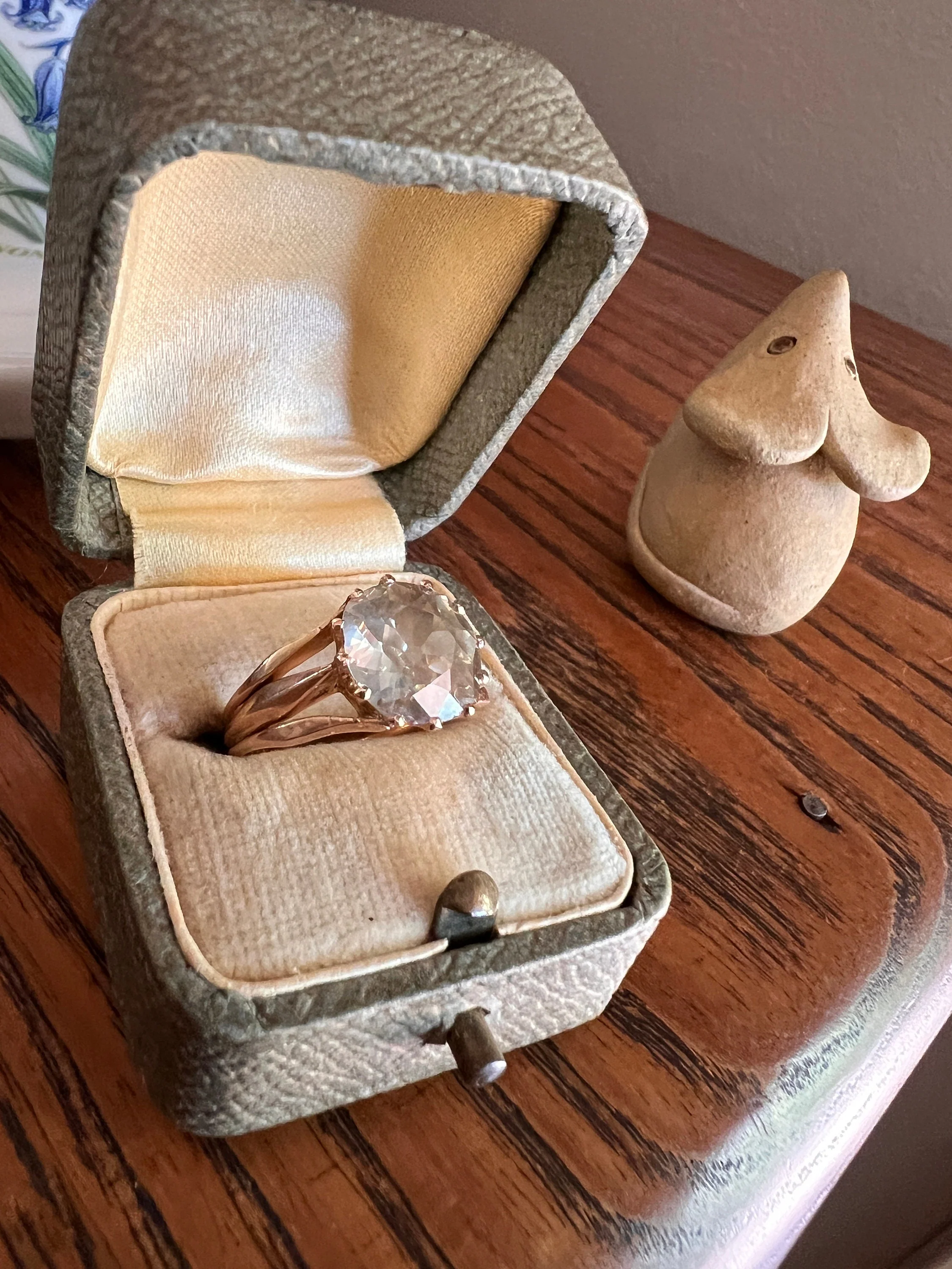 ANTIQUE Large 2.5 Carat Old European Cut DIAMOND Solitaire Ring Warm Pale Yellow Light Brown 18k Rose Gold c1900 - Image 7