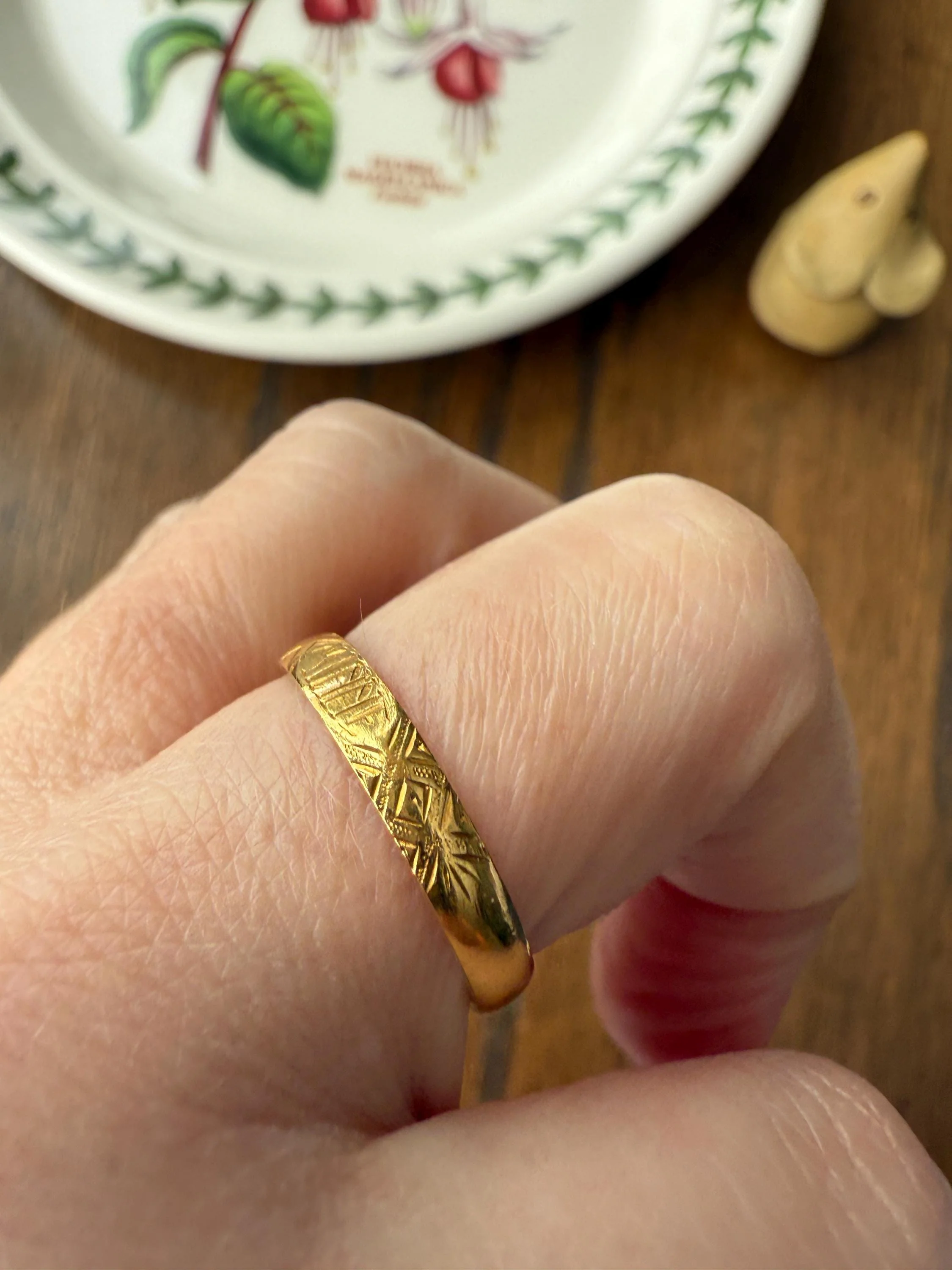Antique " Minne " MEMORY Souvenir c1860 23k Gold Solid Victorian Band Ring Stacker Hand Engraved - Image 10