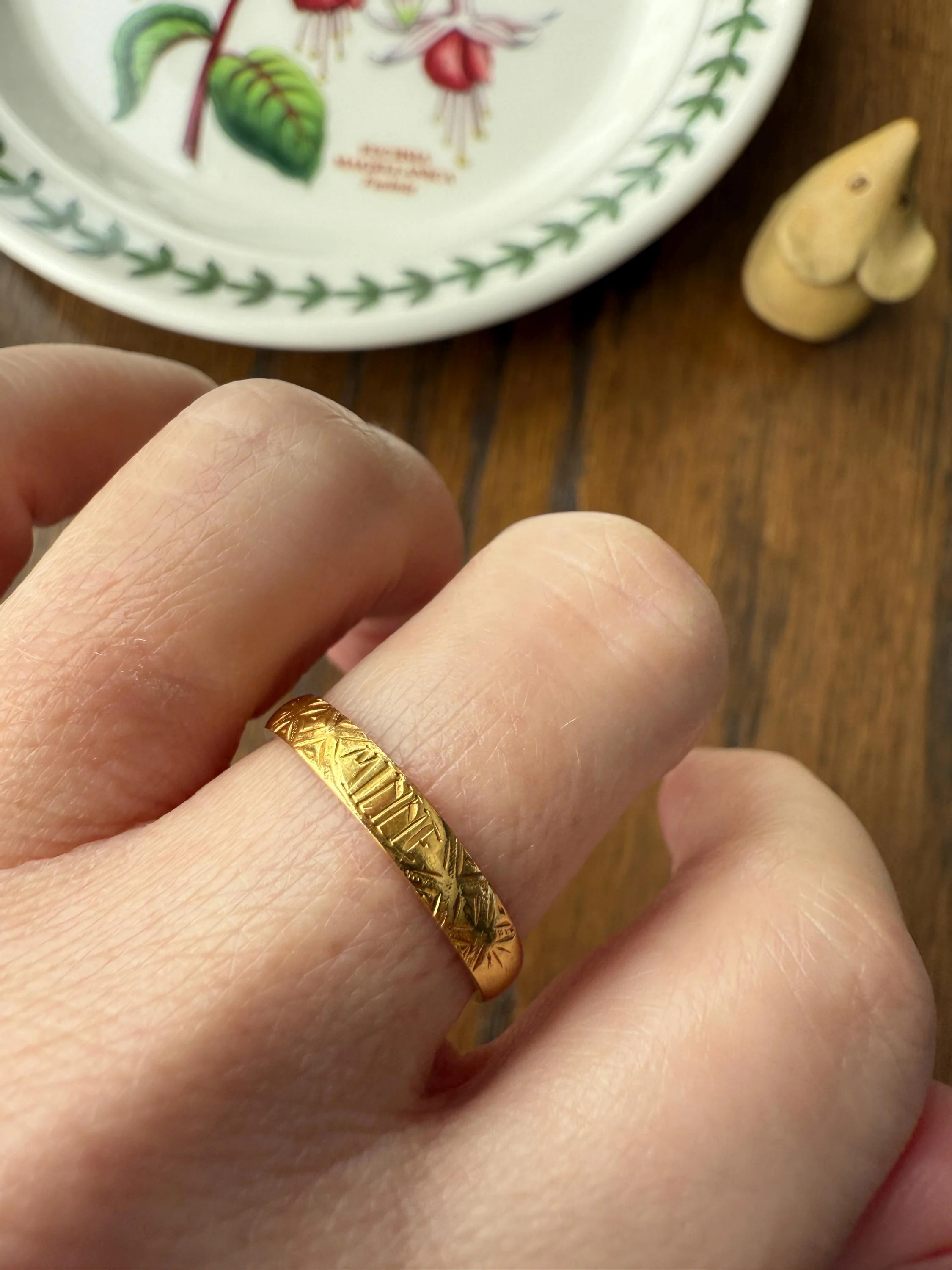 Antique " Minne " MEMORY Souvenir c1860 23k Gold Solid Victorian Band Ring Stacker Hand Engraved - Image 11