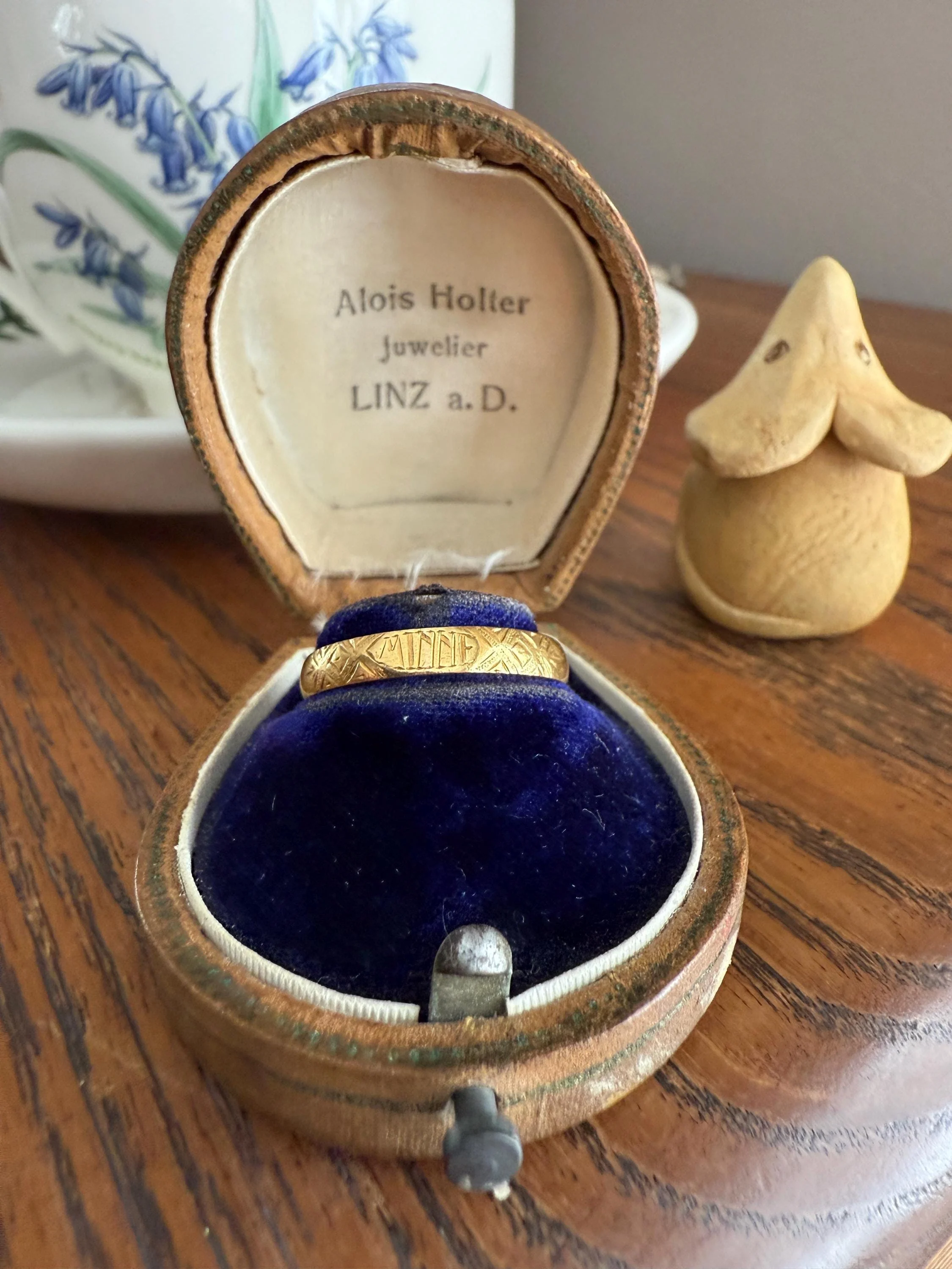Antique " Minne " MEMORY Souvenir c1860 23k Gold Solid Victorian Band Ring Stacker Hand Engraved - Image 15
