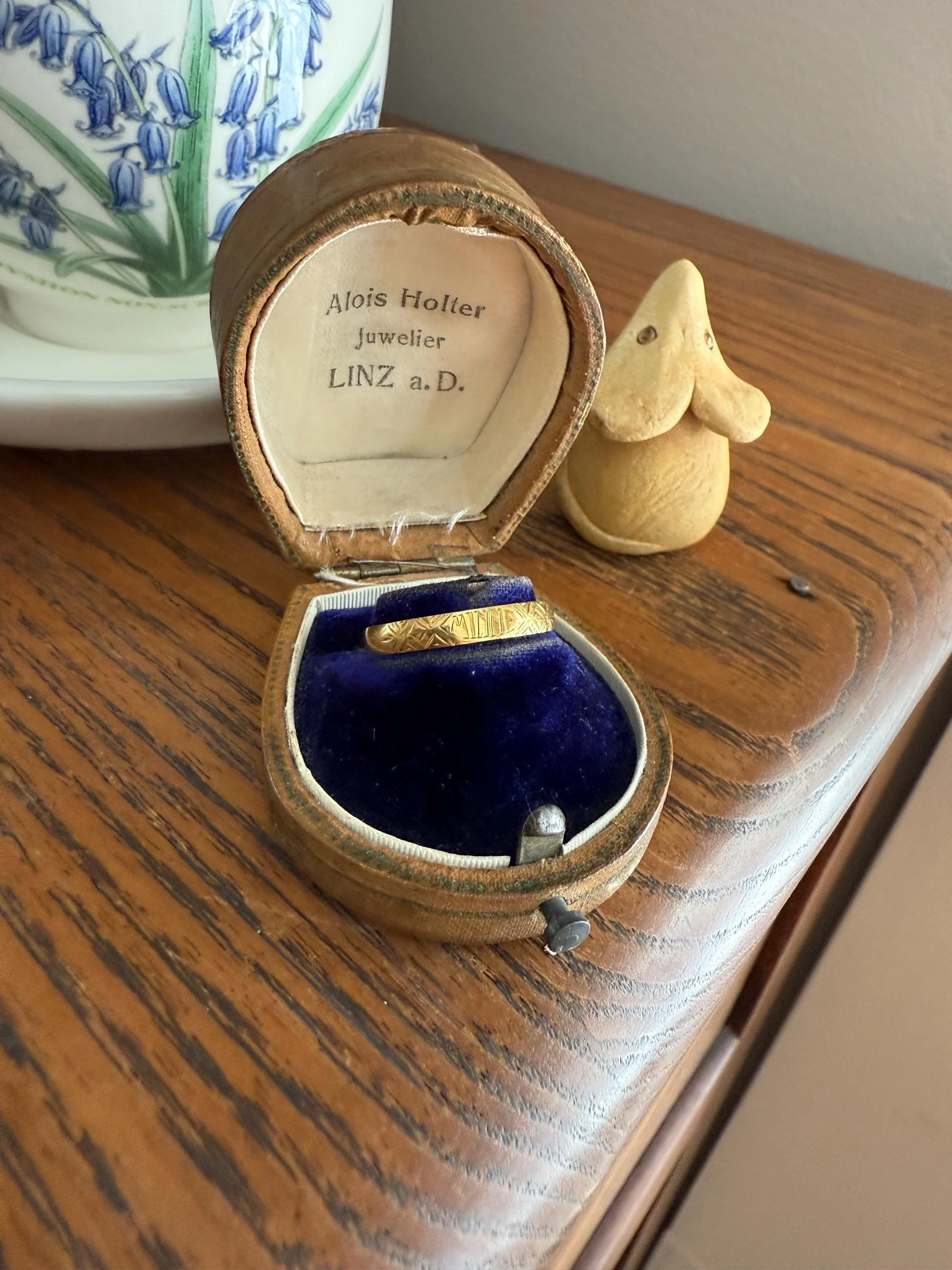 Antique " Minne " MEMORY Souvenir c1860 23k Gold Solid Victorian Band Ring Stacker Hand Engraved - Image 17