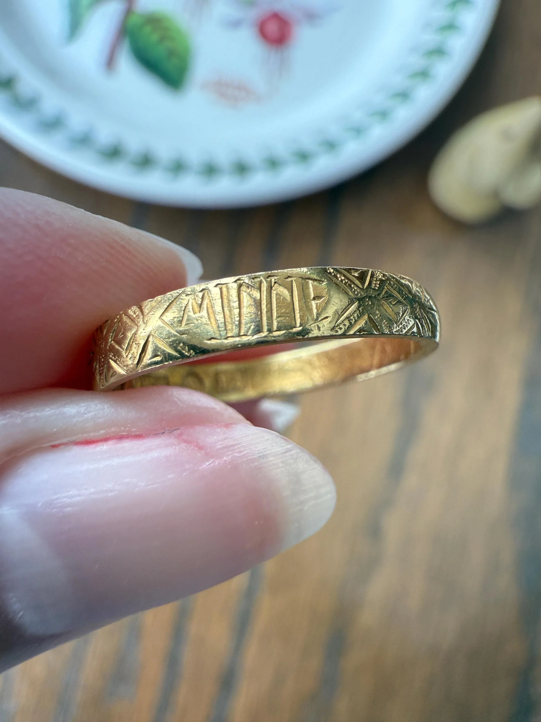 Antique " Minne " MEMORY Souvenir c1860 23k Gold Solid Victorian Band Ring Stacker Hand Engraved - Image 2