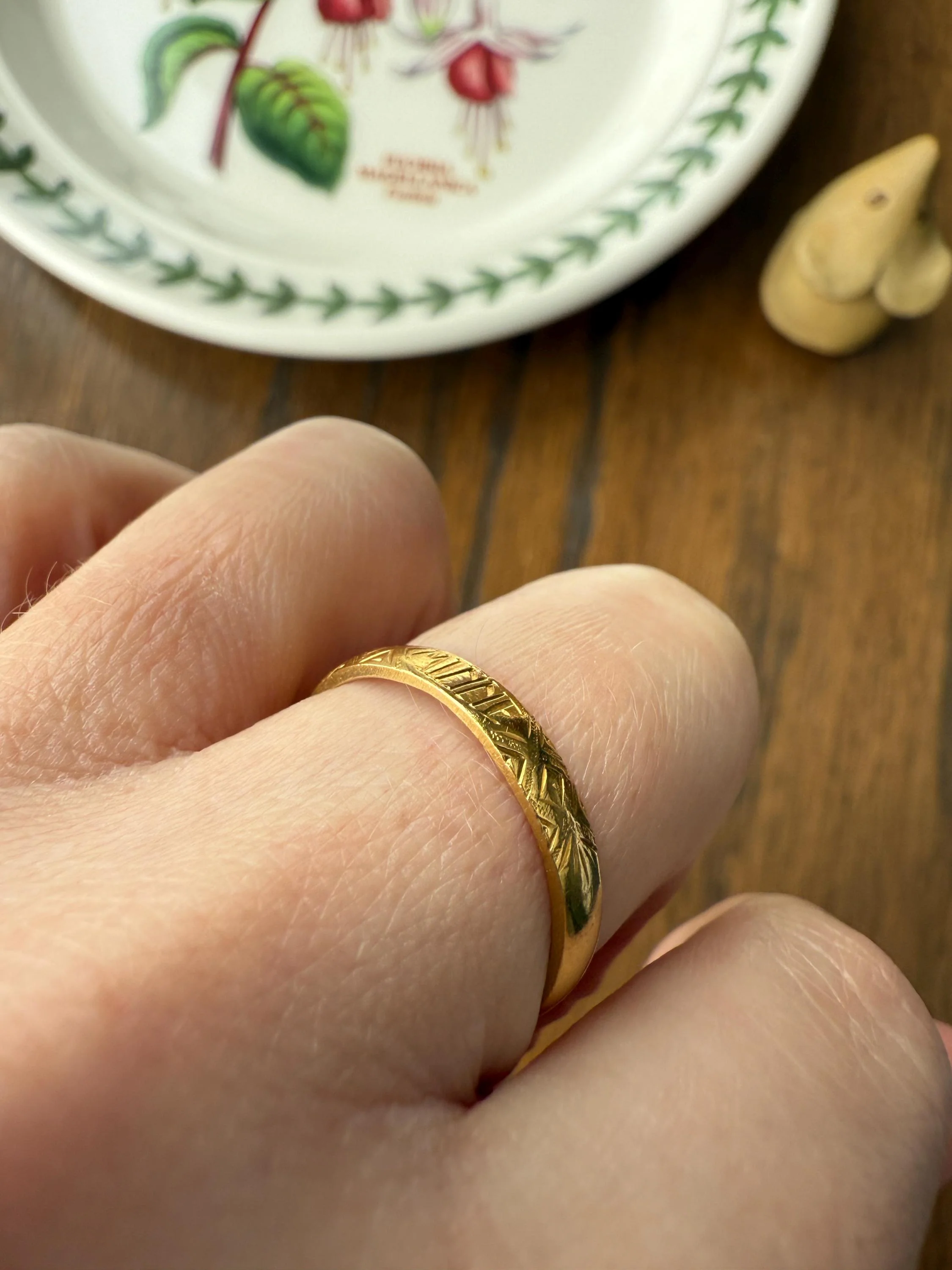 Antique " Minne " MEMORY Souvenir c1860 23k Gold Solid Victorian Band Ring Stacker Hand Engraved - Image 3