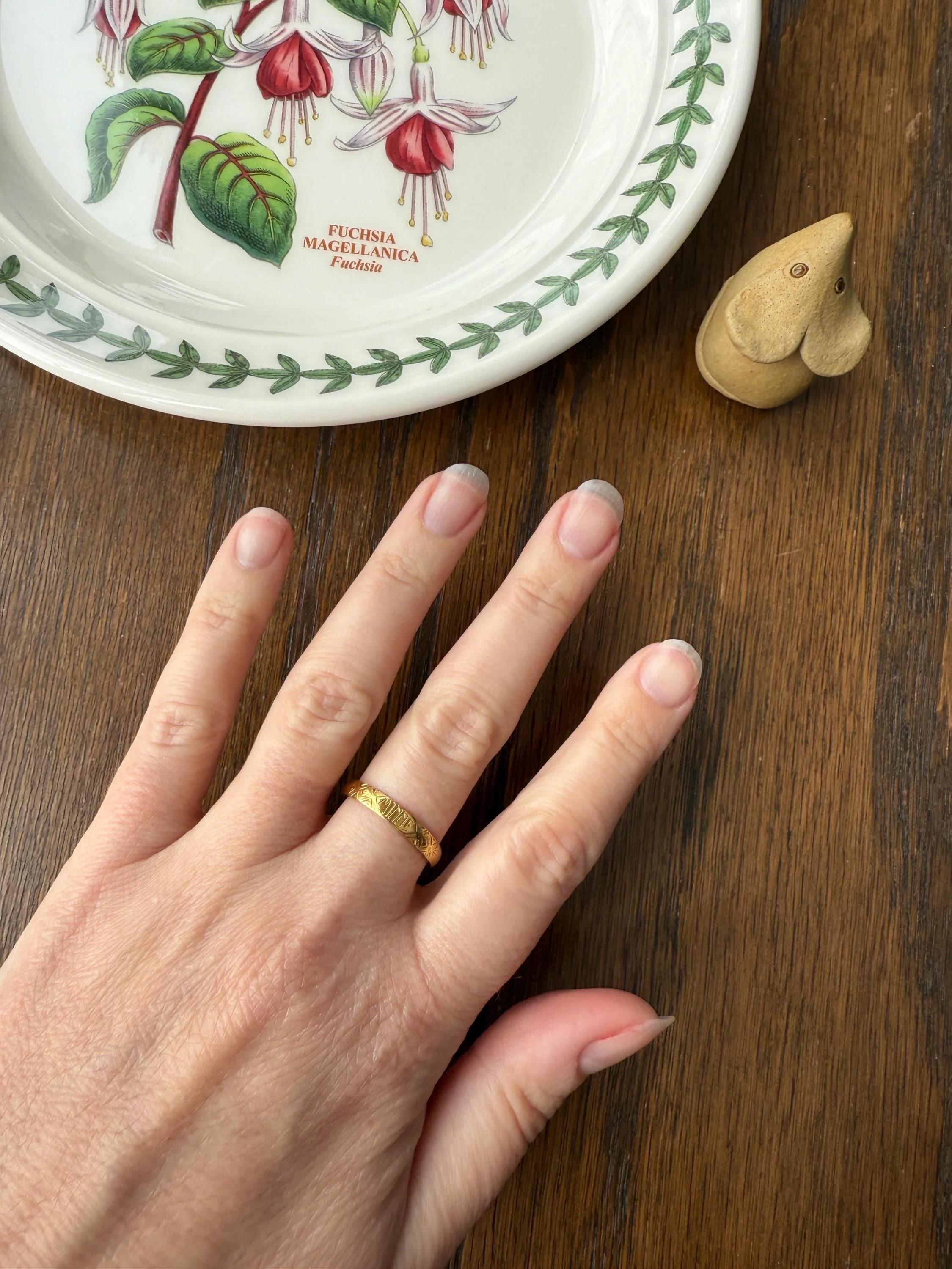Antique " Minne " MEMORY Souvenir c1860 23k Gold Solid Victorian Band Ring Stacker Hand Engraved - Image 4