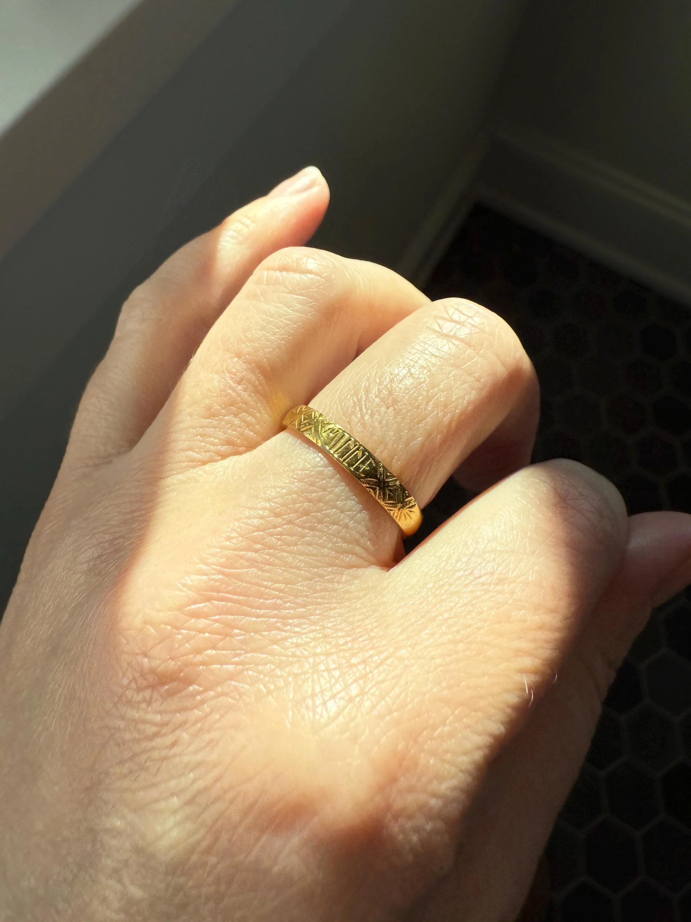 Antique " Minne " MEMORY Souvenir c1860 23k Gold Solid Victorian Band Ring Stacker Hand Engraved - Image 6