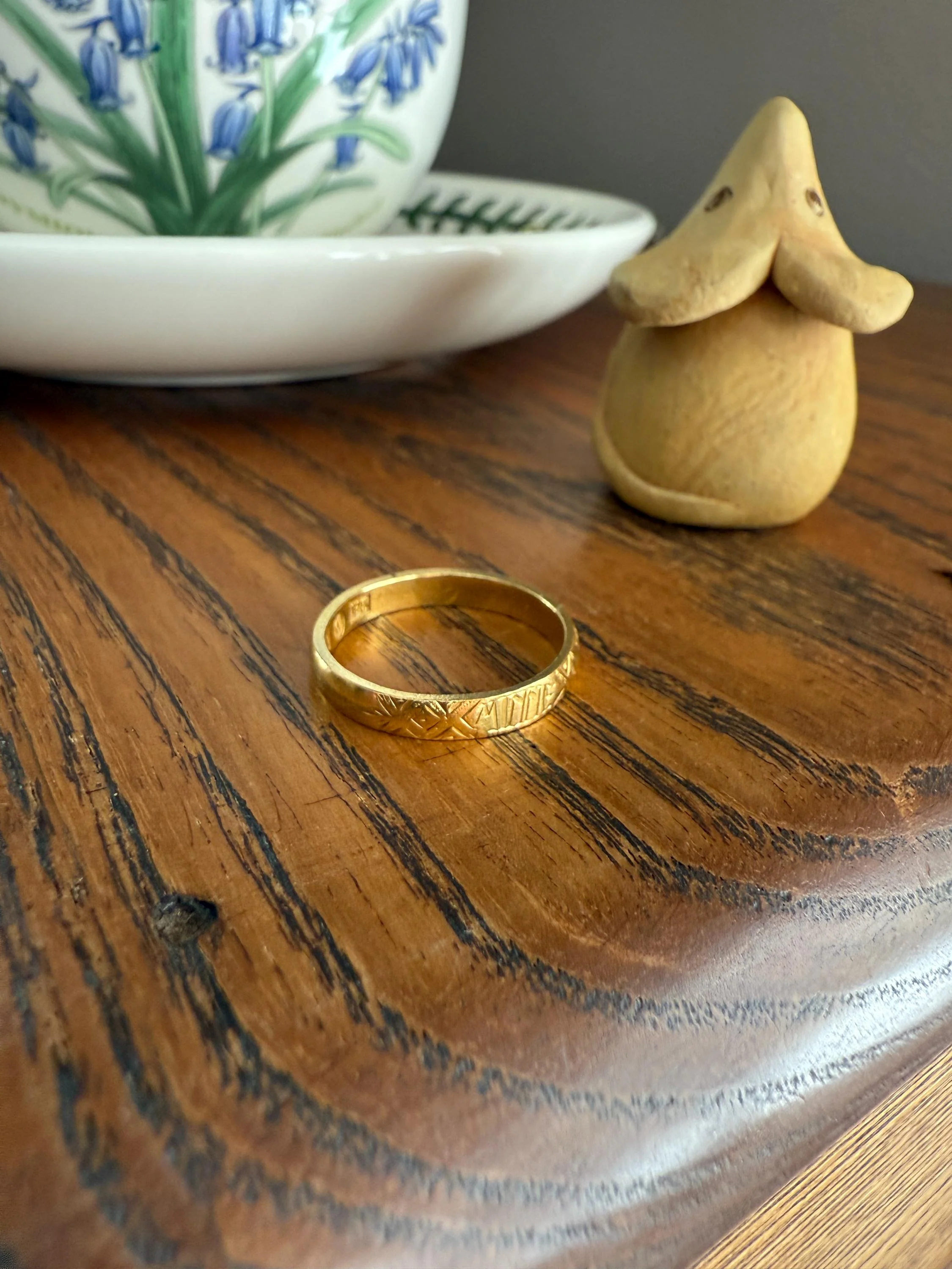 Antique " Minne " MEMORY Souvenir c1860 23k Gold Solid Victorian Band Ring Stacker Hand Engraved - Image 7