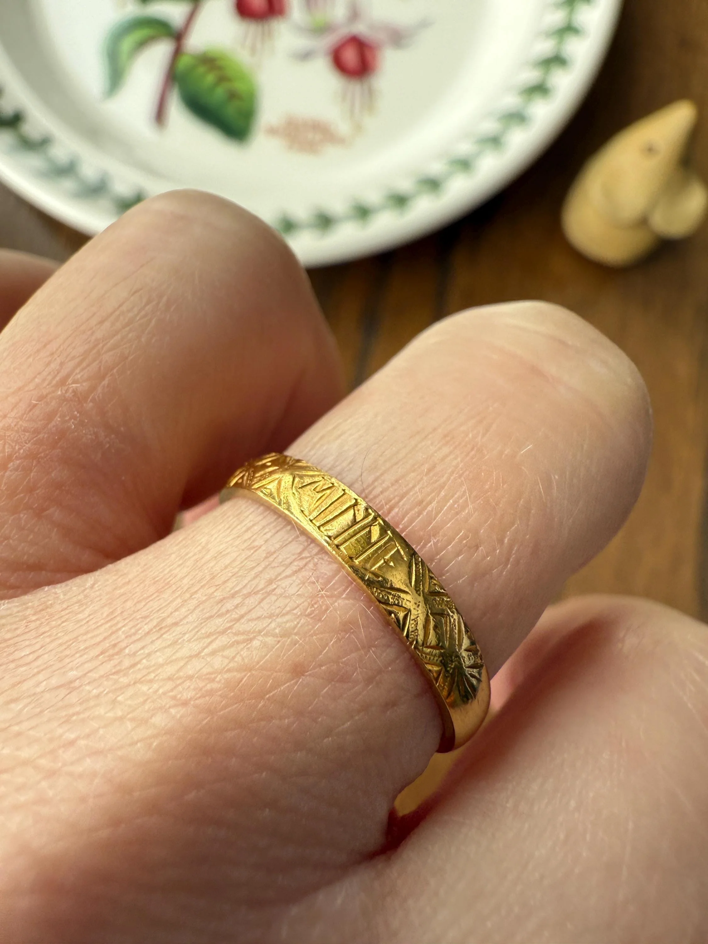Antique " Minne " MEMORY Souvenir c1860 23k Gold Solid Victorian Band Ring Stacker Hand Engraved - Image 9