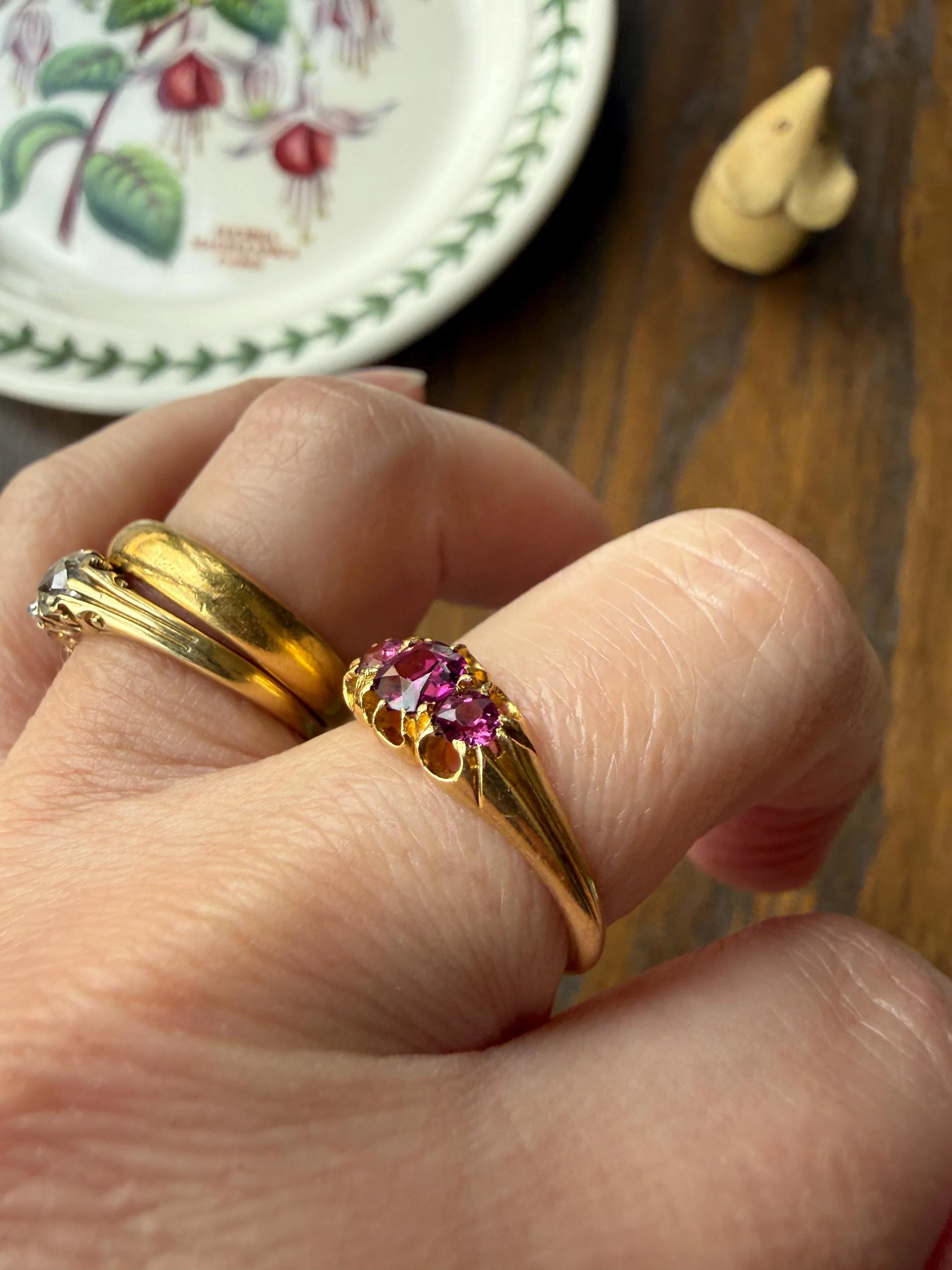 Antique Pinkish Purple Rhodolite Old Cut GARNET Three Stone Ring Victorian 18k Gold Stacker Band - Image 10