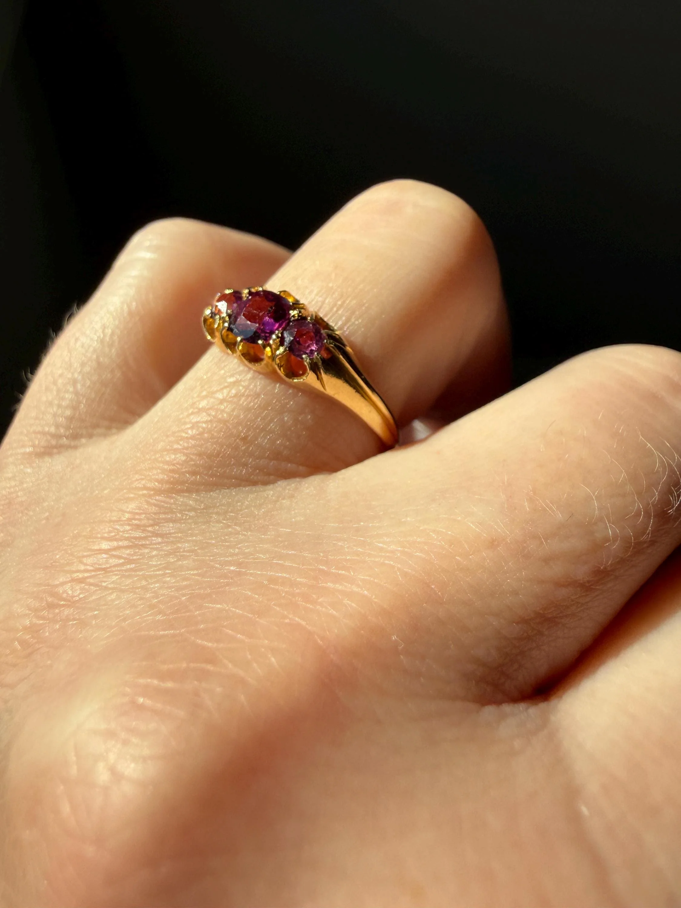 Antique Pinkish Purple Rhodolite Old Cut GARNET Three Stone Ring Victorian 18k Gold Stacker Band - Image 12