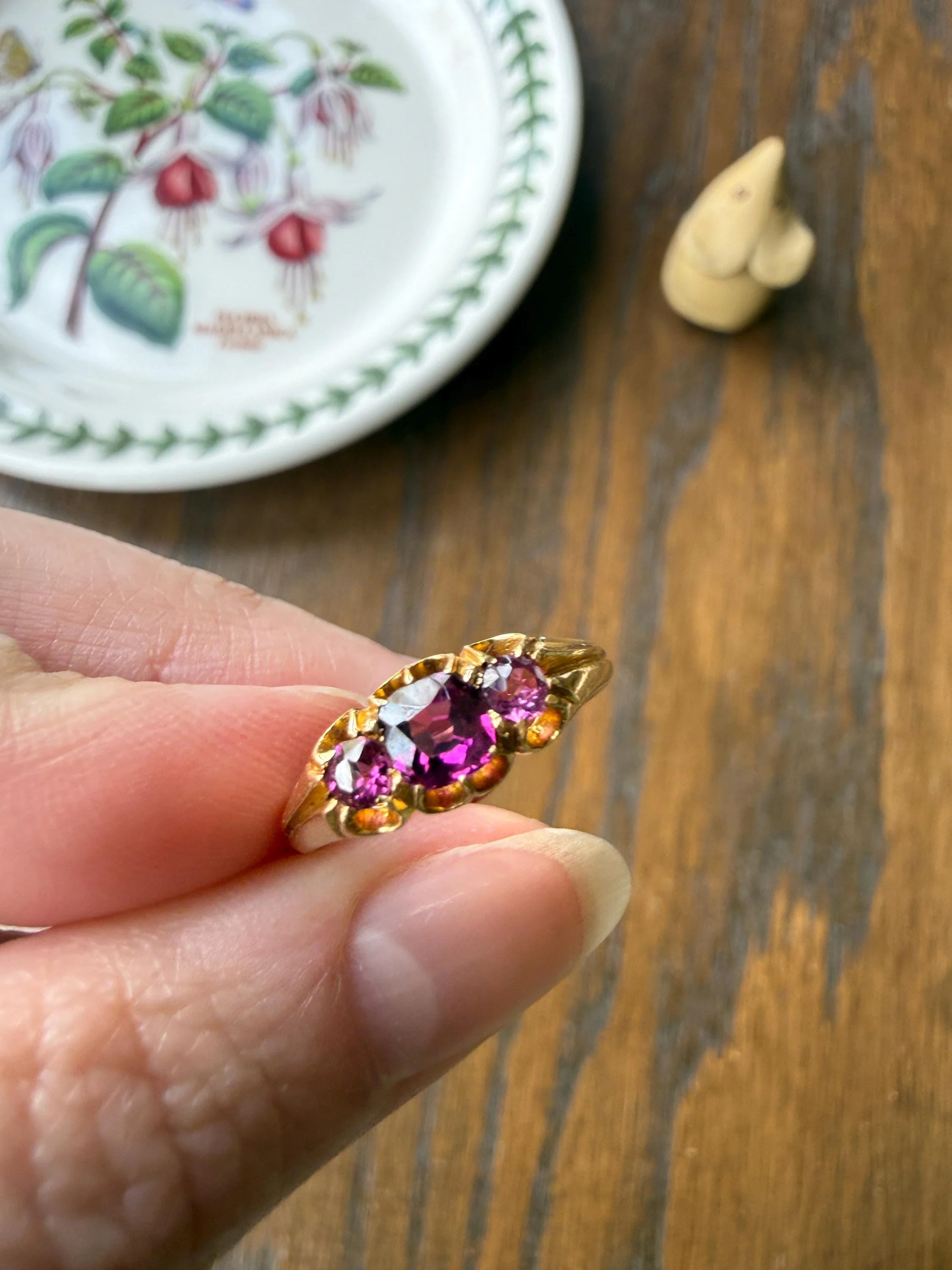 Antique Pinkish Purple Rhodolite Old Cut GARNET Three Stone Ring Victorian 18k Gold Stacker Band - Image 2