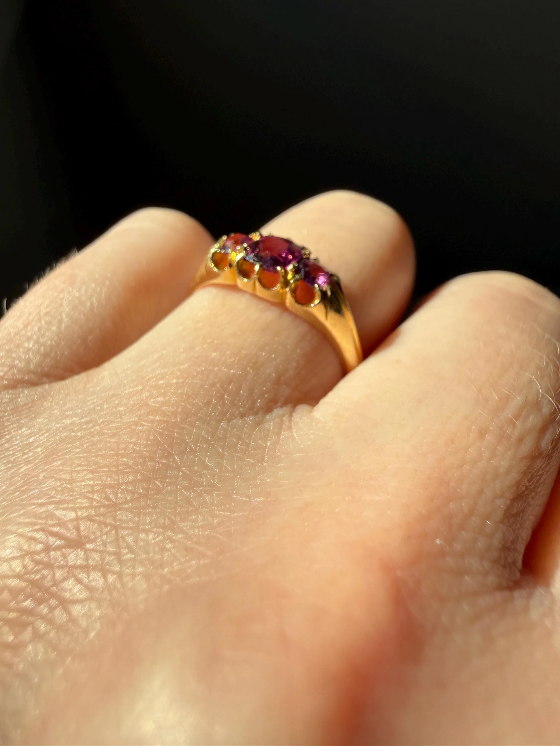 Antique Pinkish Purple Rhodolite Old Cut GARNET Three Stone Ring Victorian 18k Gold Stacker Band - Image 3