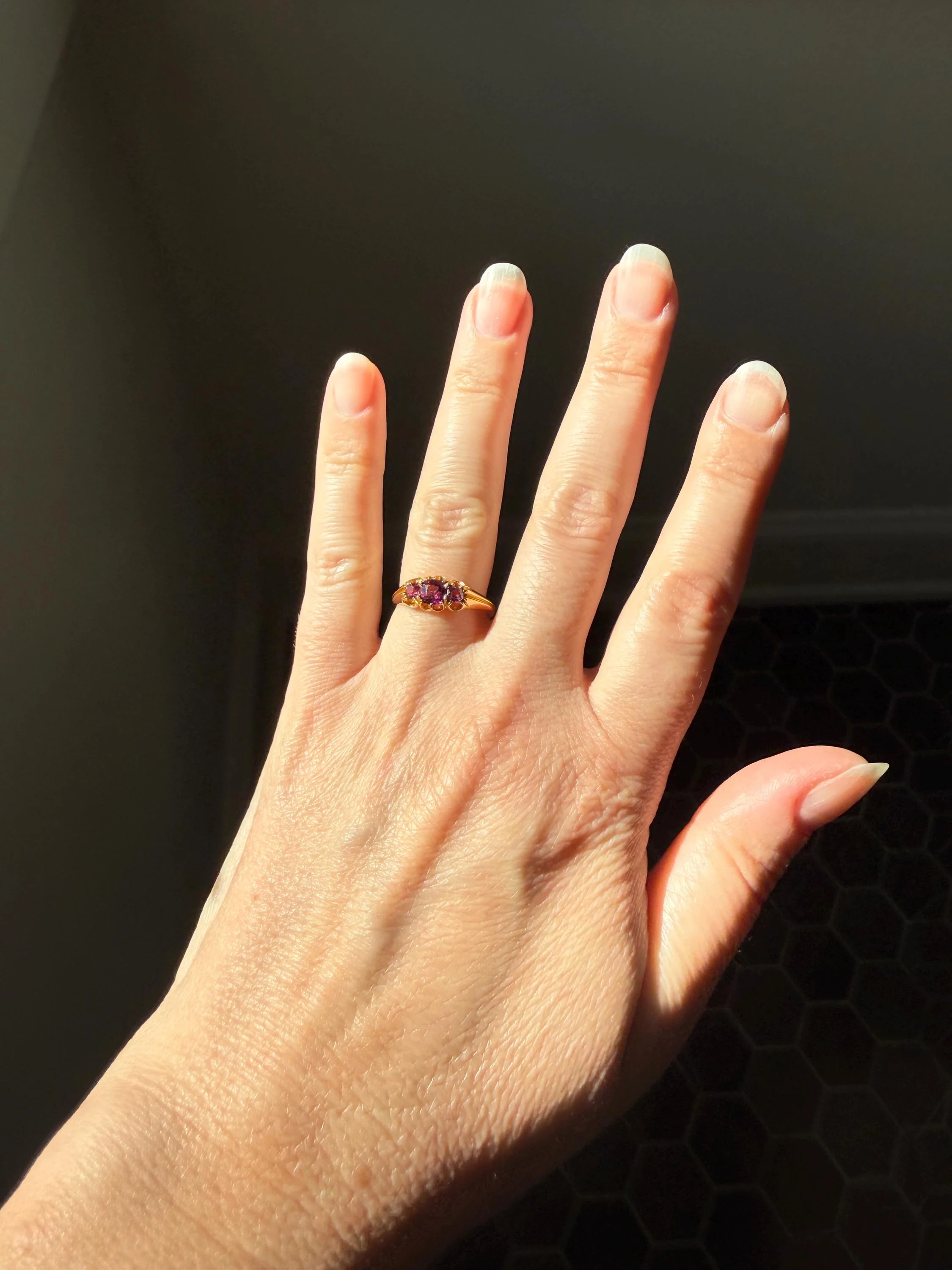 Antique Pinkish Purple Rhodolite Old Cut GARNET Three Stone Ring Victorian 18k Gold Stacker Band - Image 4