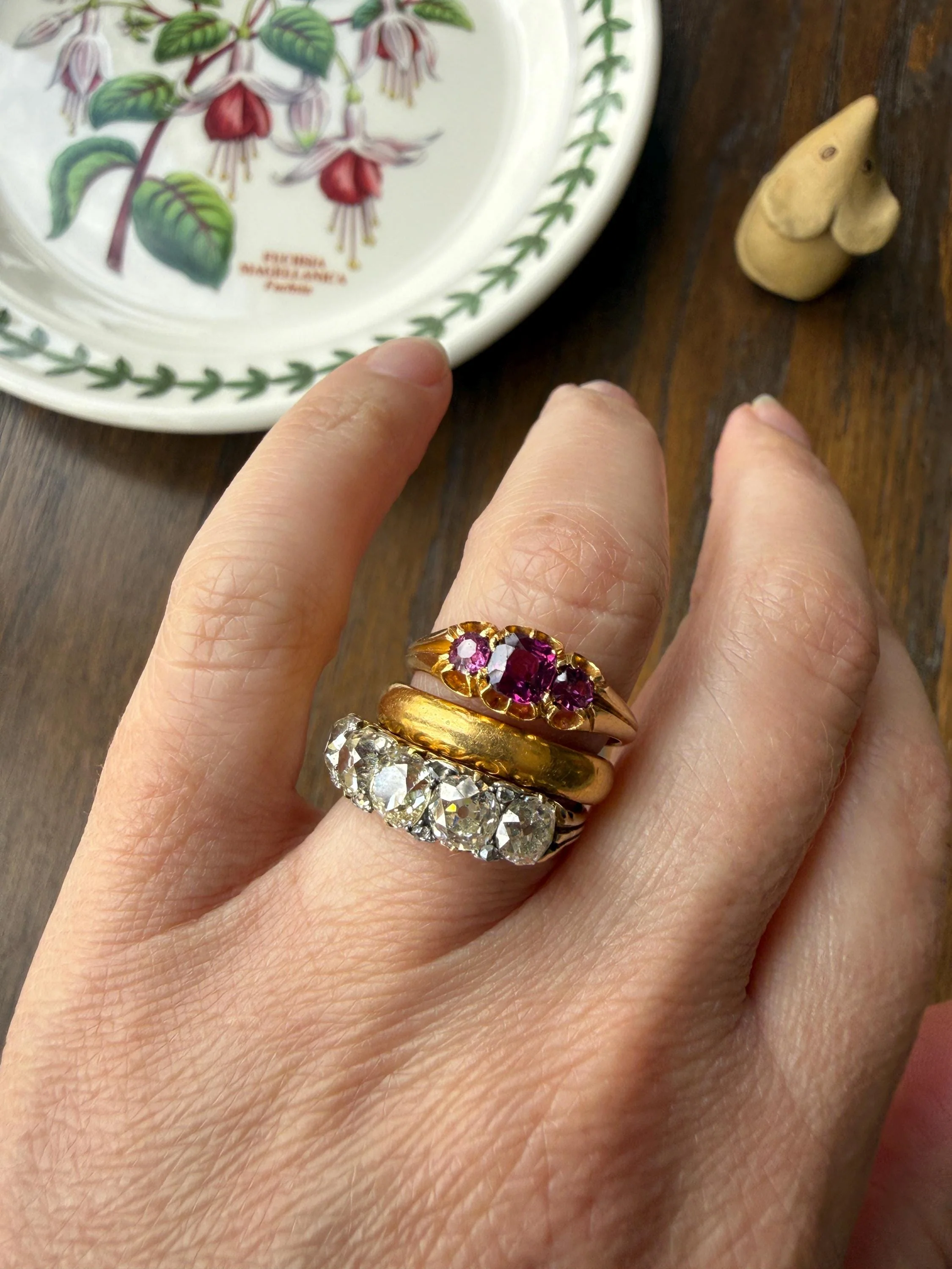 Antique Pinkish Purple Rhodolite Old Cut GARNET Three Stone Ring Victorian 18k Gold Stacker Band - Image 5