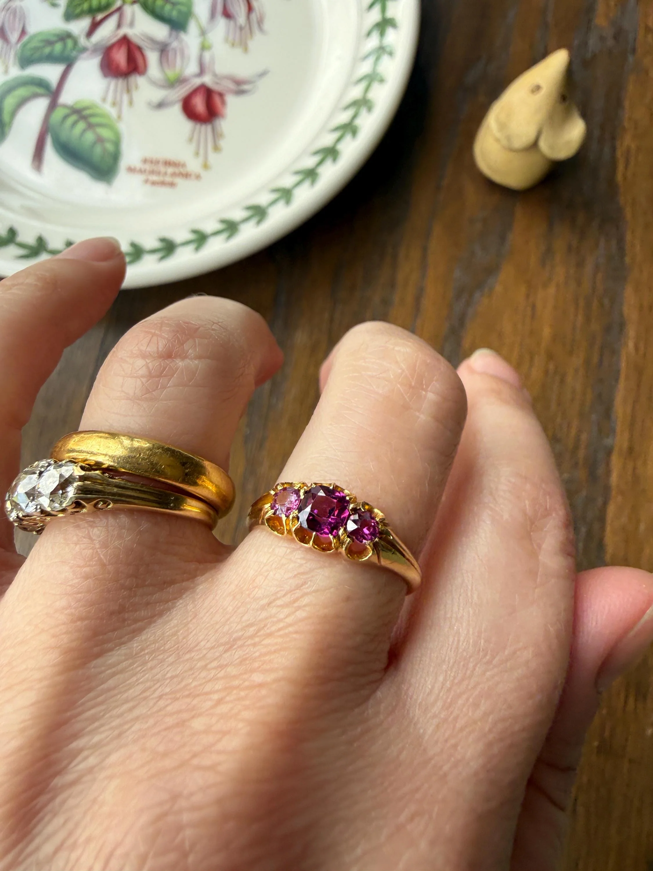 Antique Pinkish Purple Rhodolite Old Cut GARNET Three Stone Ring Victorian 18k Gold Stacker Band - Image 8