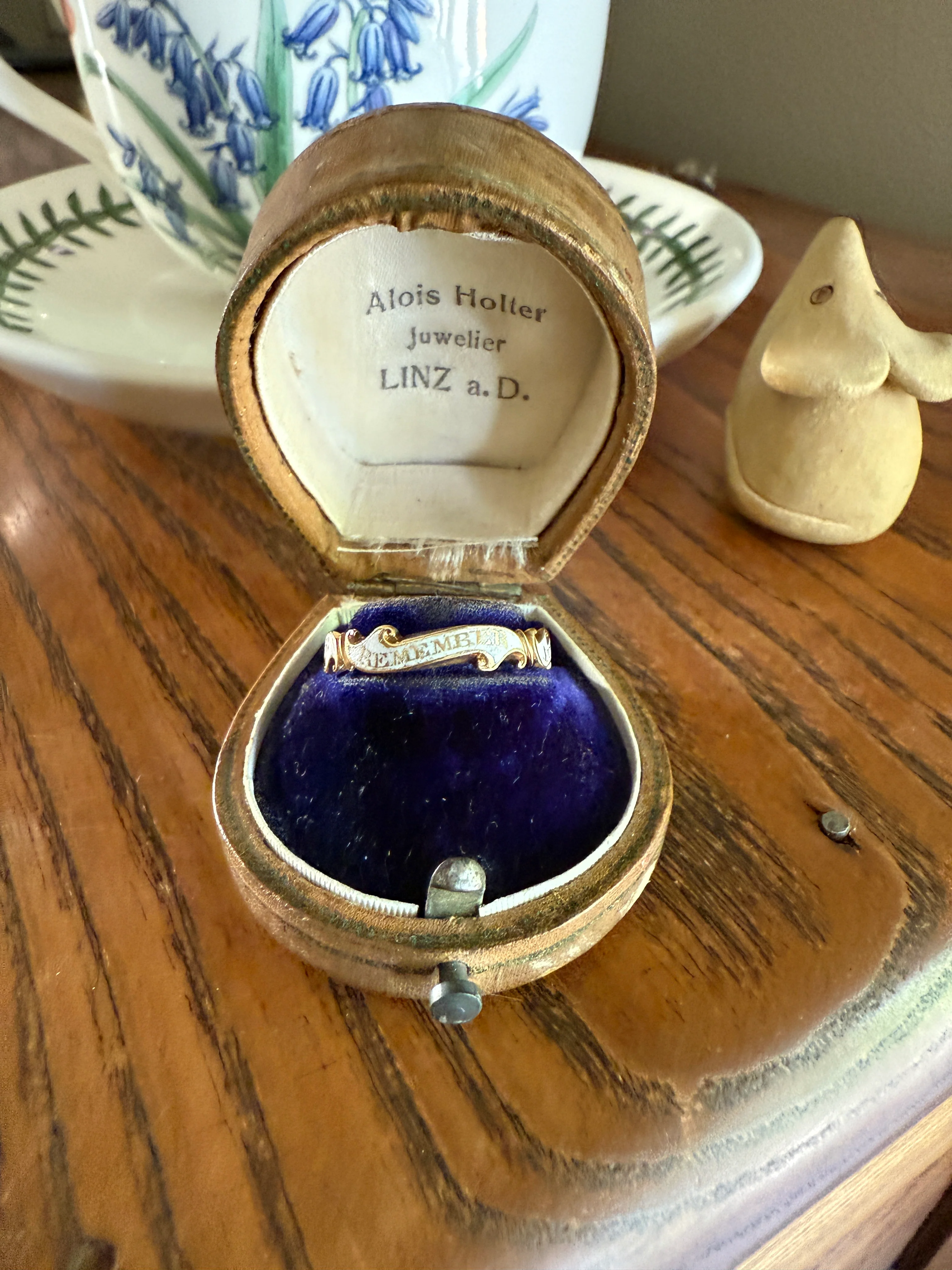 Antique "REMEMBER Your FRIENDS End" GEORGIAN Era White Enamel 18k Gold Swirl Mourning Ring Band Comfort Fit - Image 15