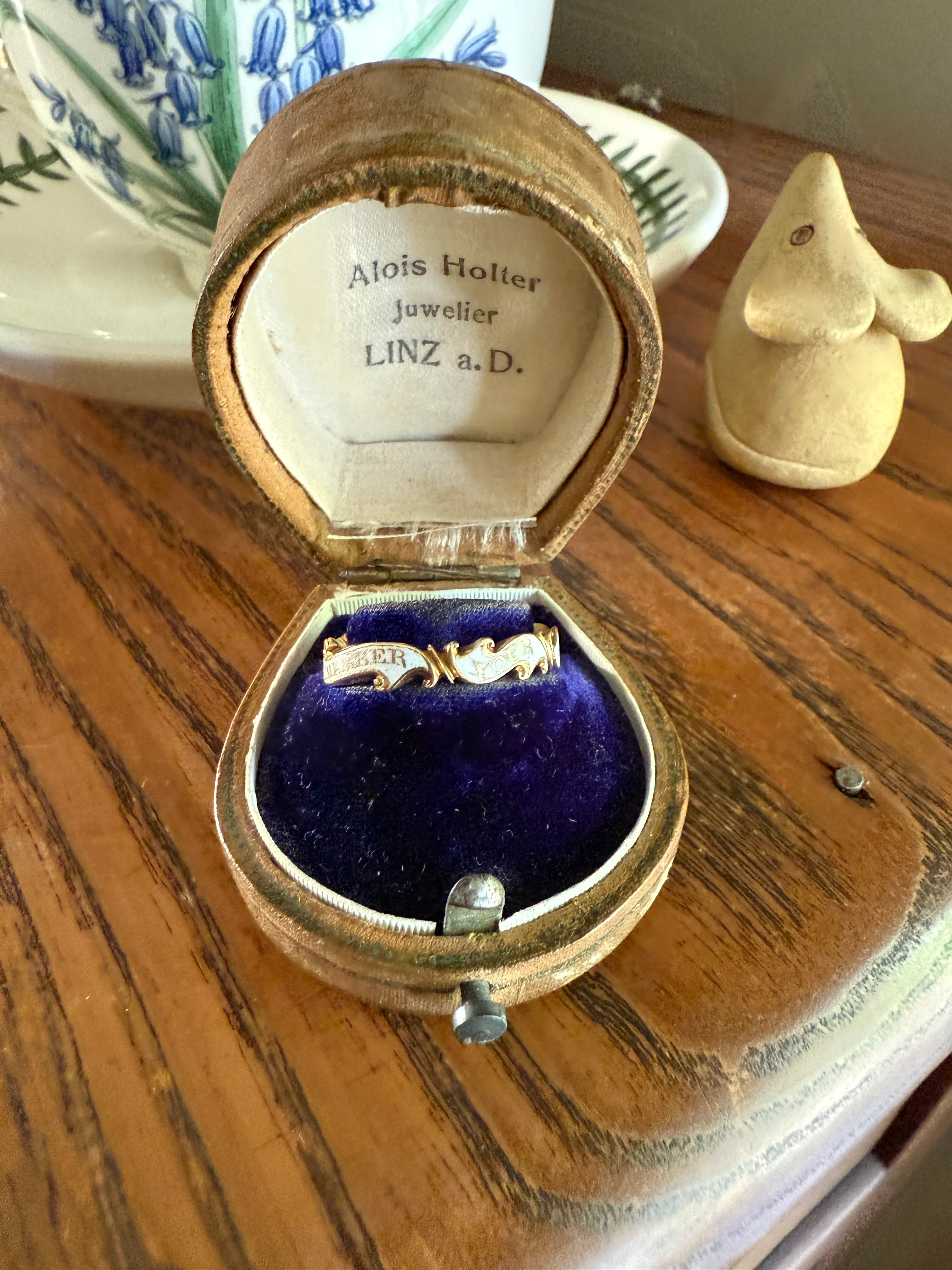 Antique "REMEMBER Your FRIENDS End" GEORGIAN Era White Enamel 18k Gold Swirl Mourning Ring Band Comfort Fit - Image 17
