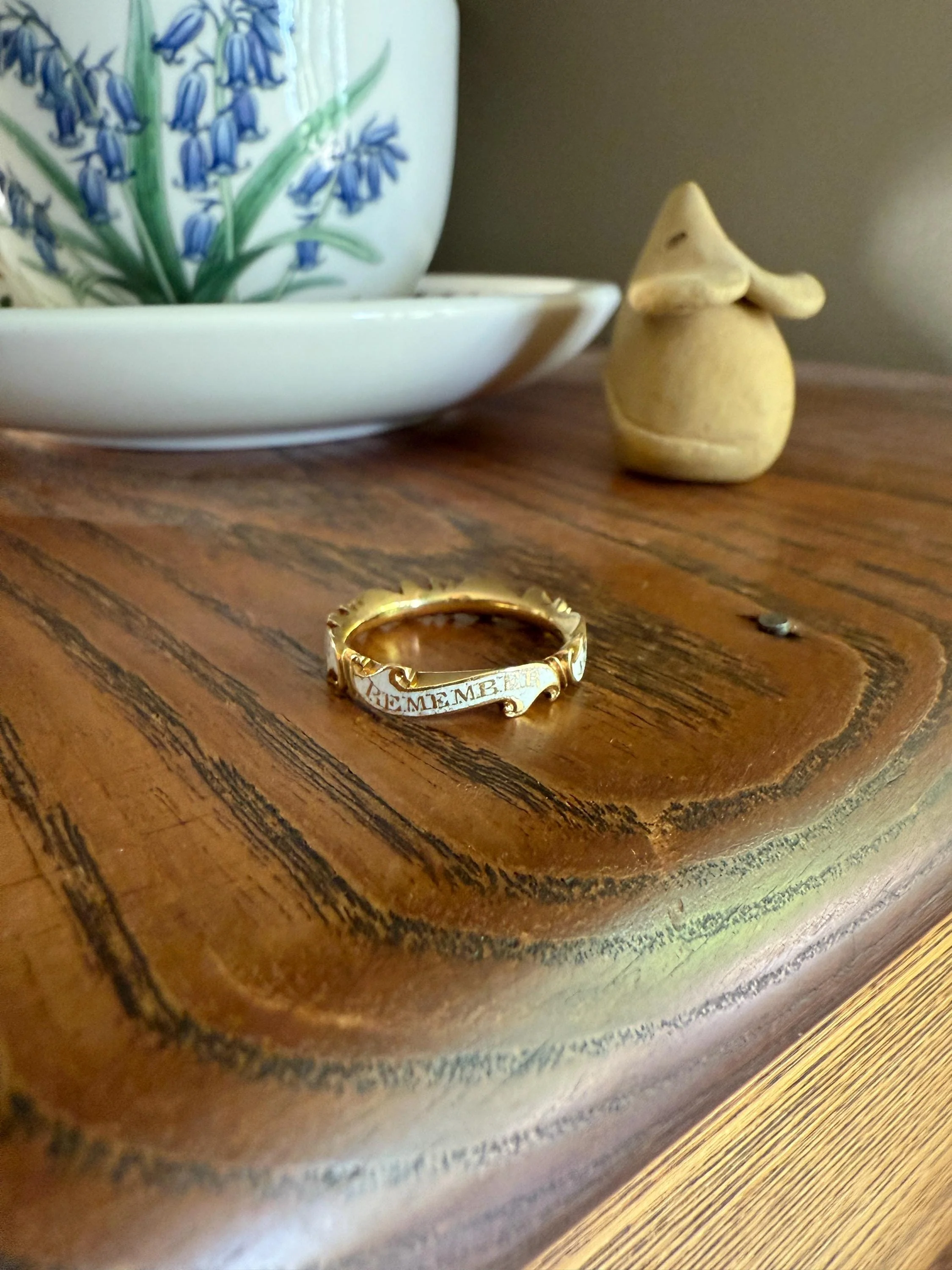 Antique "REMEMBER Your FRIENDS End" GEORGIAN Era White Enamel 18k Gold Swirl Mourning Ring Band Comfort Fit - Image 3