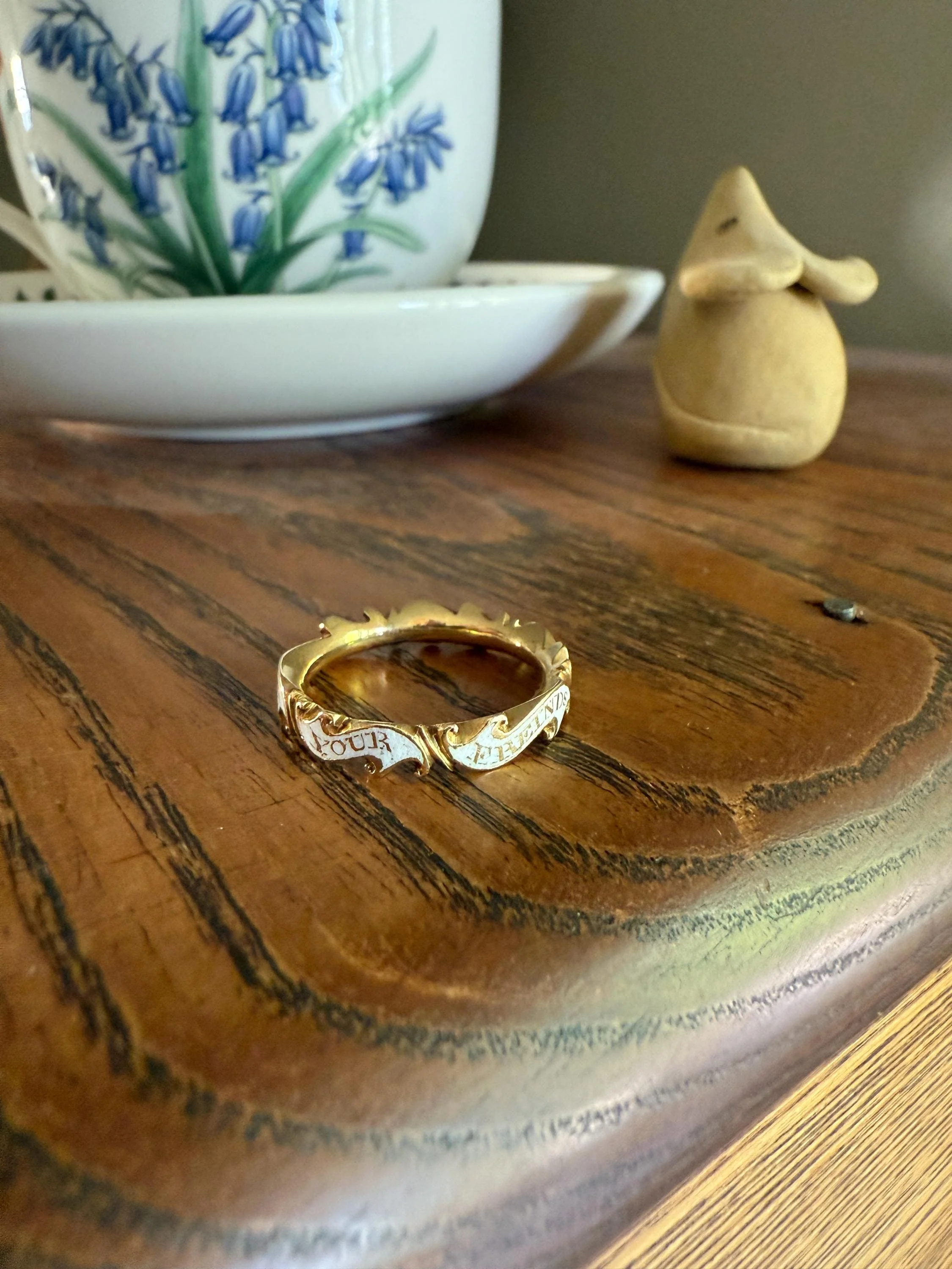 Antique "REMEMBER Your FRIENDS End" GEORGIAN Era White Enamel 18k Gold Swirl Mourning Ring Band Comfort Fit - Image 4