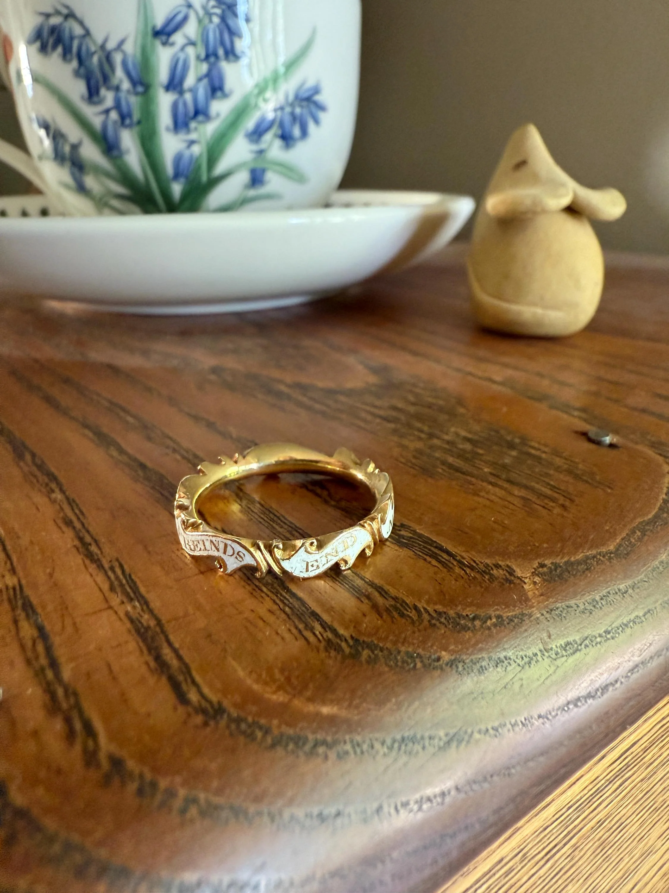 Antique "REMEMBER Your FRIENDS End" GEORGIAN Era White Enamel 18k Gold Swirl Mourning Ring Band Comfort Fit - Image 5