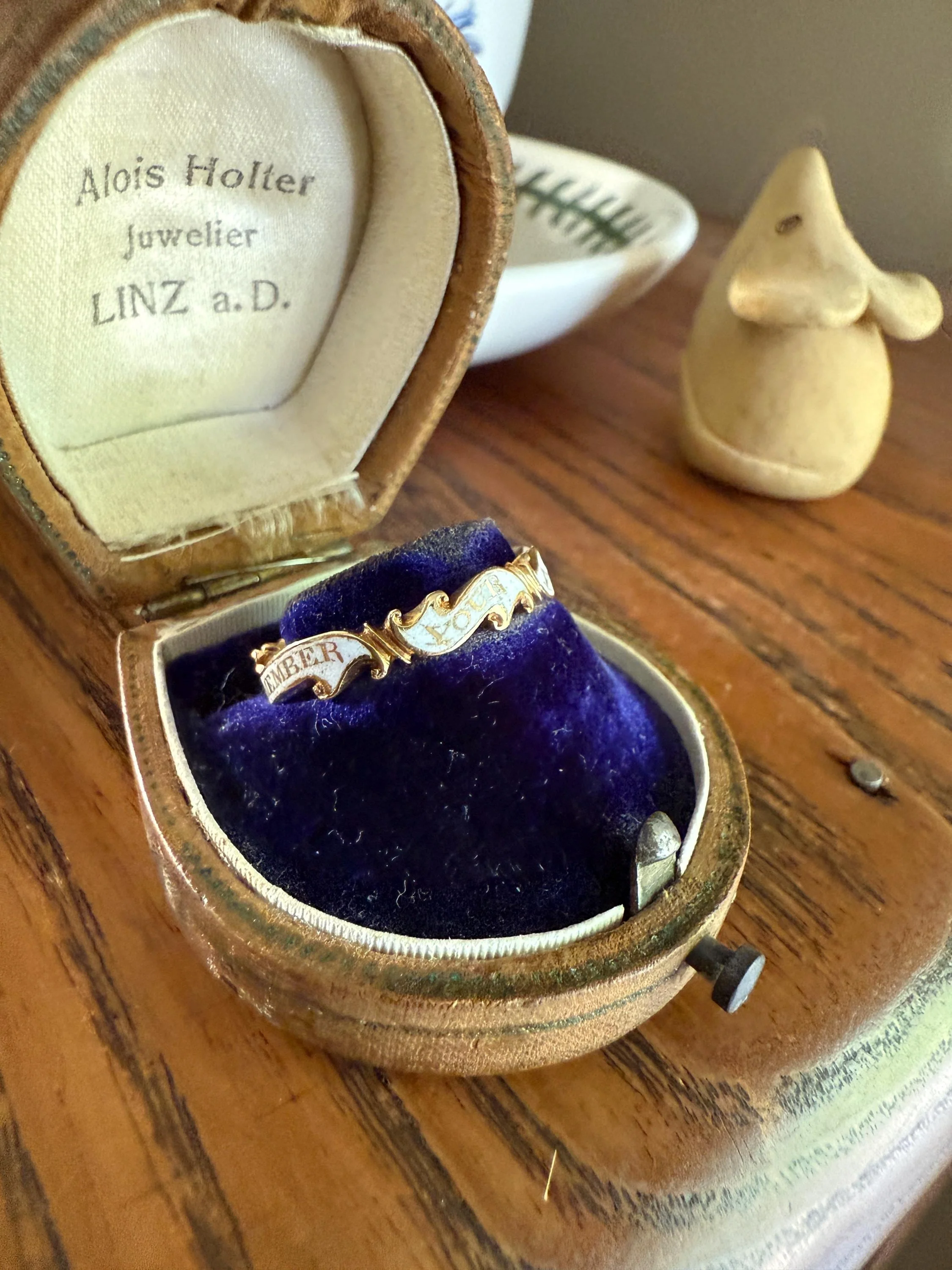 Antique "REMEMBER Your FRIENDS End" GEORGIAN Era White Enamel 18k Gold Swirl Mourning Ring Band Comfort Fit - Image 7