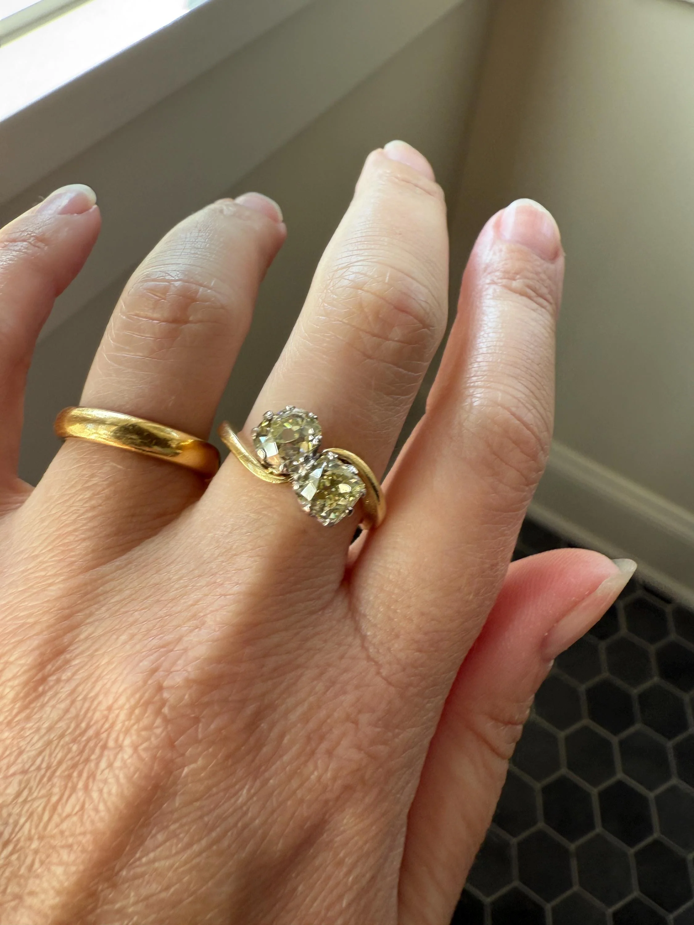 Antique Toi et Moi 2.1 CARAT Old Mine Cut DIAMOND Fancy Light Yellow Chunky 2 Stone Ring 18k Gold Angled Swirl Band Stacker c1901 Victorian - Image 3