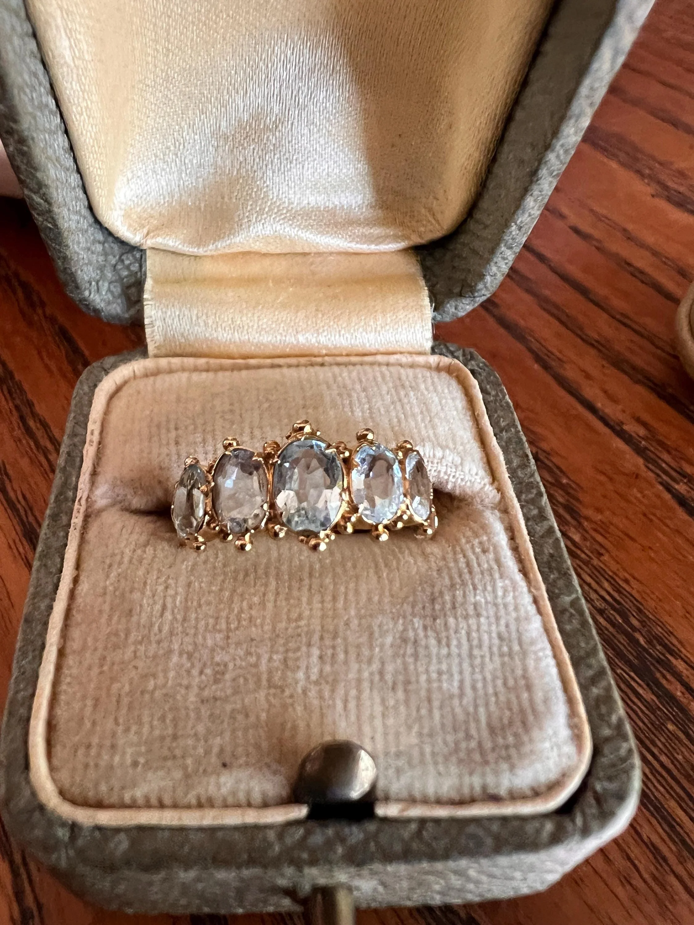 AQUAMARINE Pale Icy Blue Oval Five Stone Stacker Band 15k Gold Ring Ornate Ball Rivet Stacker - Image 3
