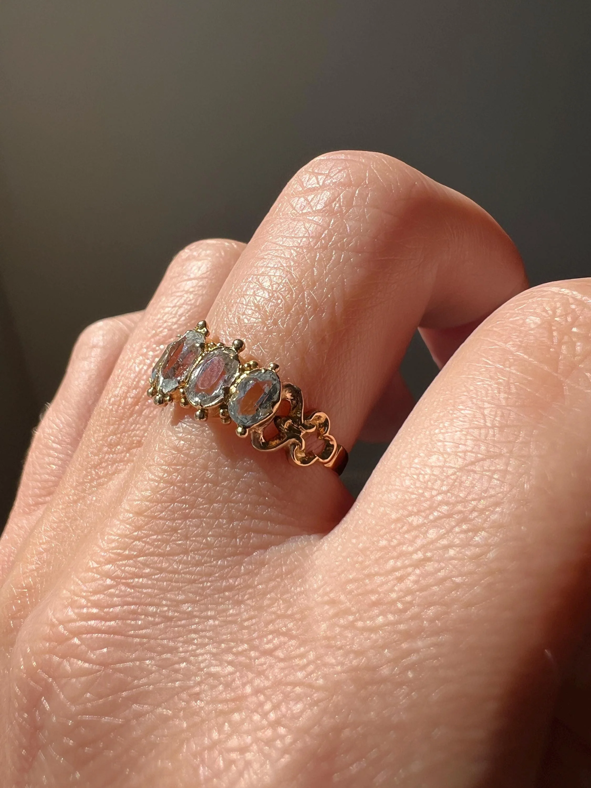 AQUAMARINE Pale Icy Blue Oval Five Stone Stacker Band 15k Gold Ring Ornate Ball Rivet Stacker - Image 8
