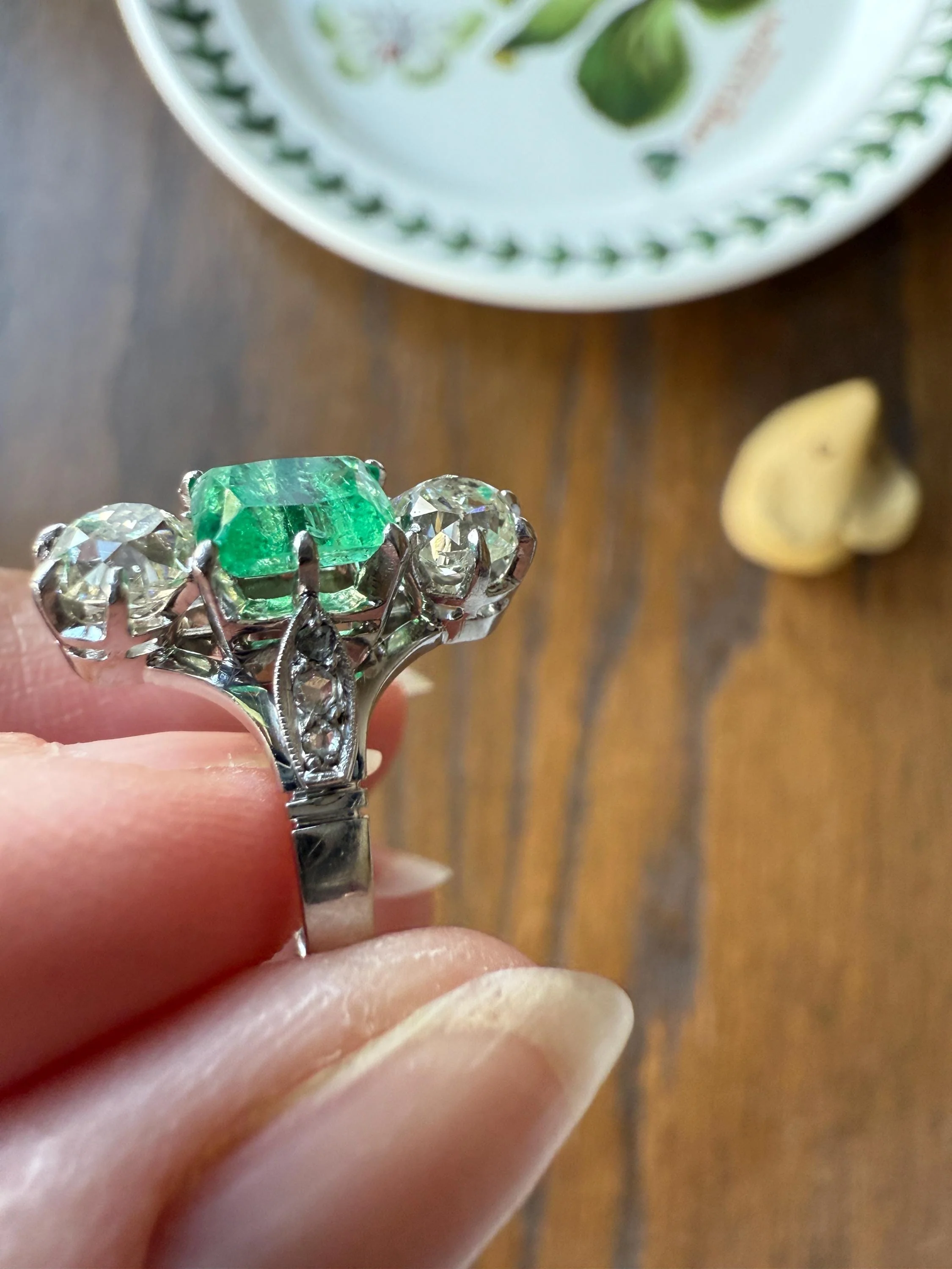 Art Deco Natural EMERALD 1 Carat Tdw Old Mine Cut DIAMOND Chunky Green Three Stone Ring Platinum & 18k White Gold French Geometric Pinky - Image 4
